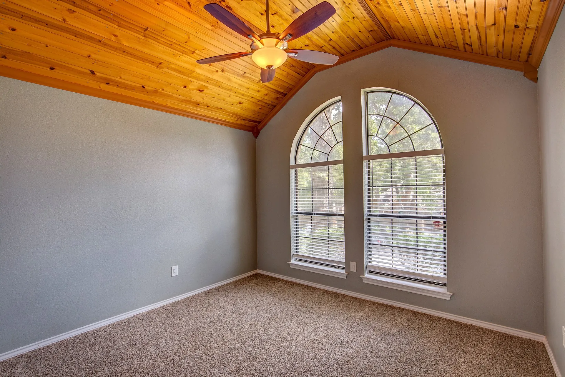 Single Family Residence For Rent in Tarrant County , 3914 Meadow Drive, Grapevine, Texas 76051, 4 Bedroom, 3 Bathroom, 2 Garage spaces, 2,256 Sqft, built in 1986, mls#21339891, Real Estate Agent in Grapevine, Homes For Rent in Tarrant county, Homes For Rent in Grapevine, Realtor in Grapevine Texas, Real Estate Brokerage Independent Realty Texas, Luminita Cordes Realtor