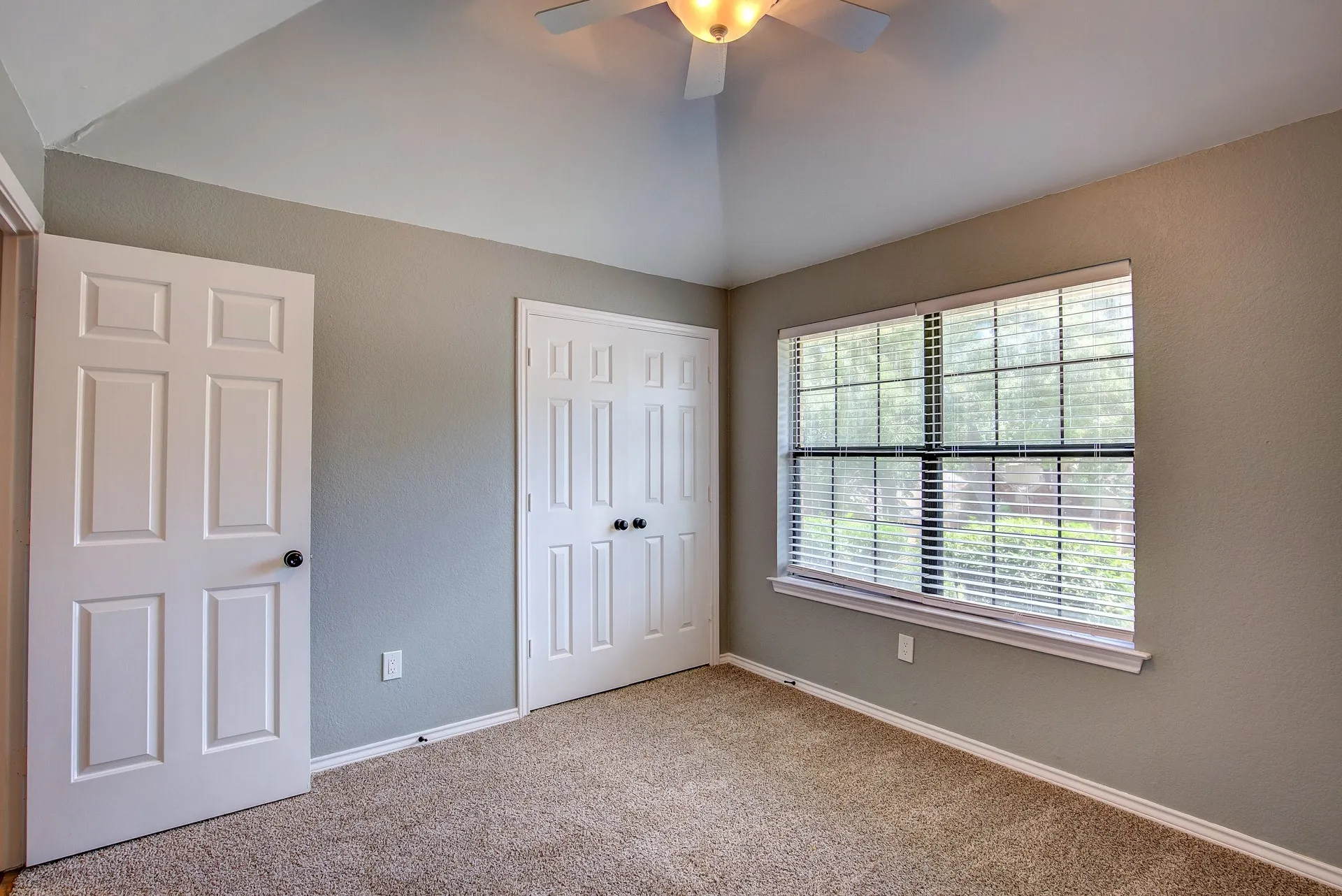 Single Family Residence For Rent in Tarrant County , 3914 Meadow Drive, Grapevine, Texas 76051, 4 Bedroom, 3 Bathroom, 2 Garage spaces, 2,256 Sqft, built in 1986, mls#21339891, Real Estate Agent in Grapevine, Homes For Rent in Tarrant county, Homes For Rent in Grapevine, Realtor in Grapevine Texas, Real Estate Brokerage Independent Realty Texas, Luminita Cordes Realtor