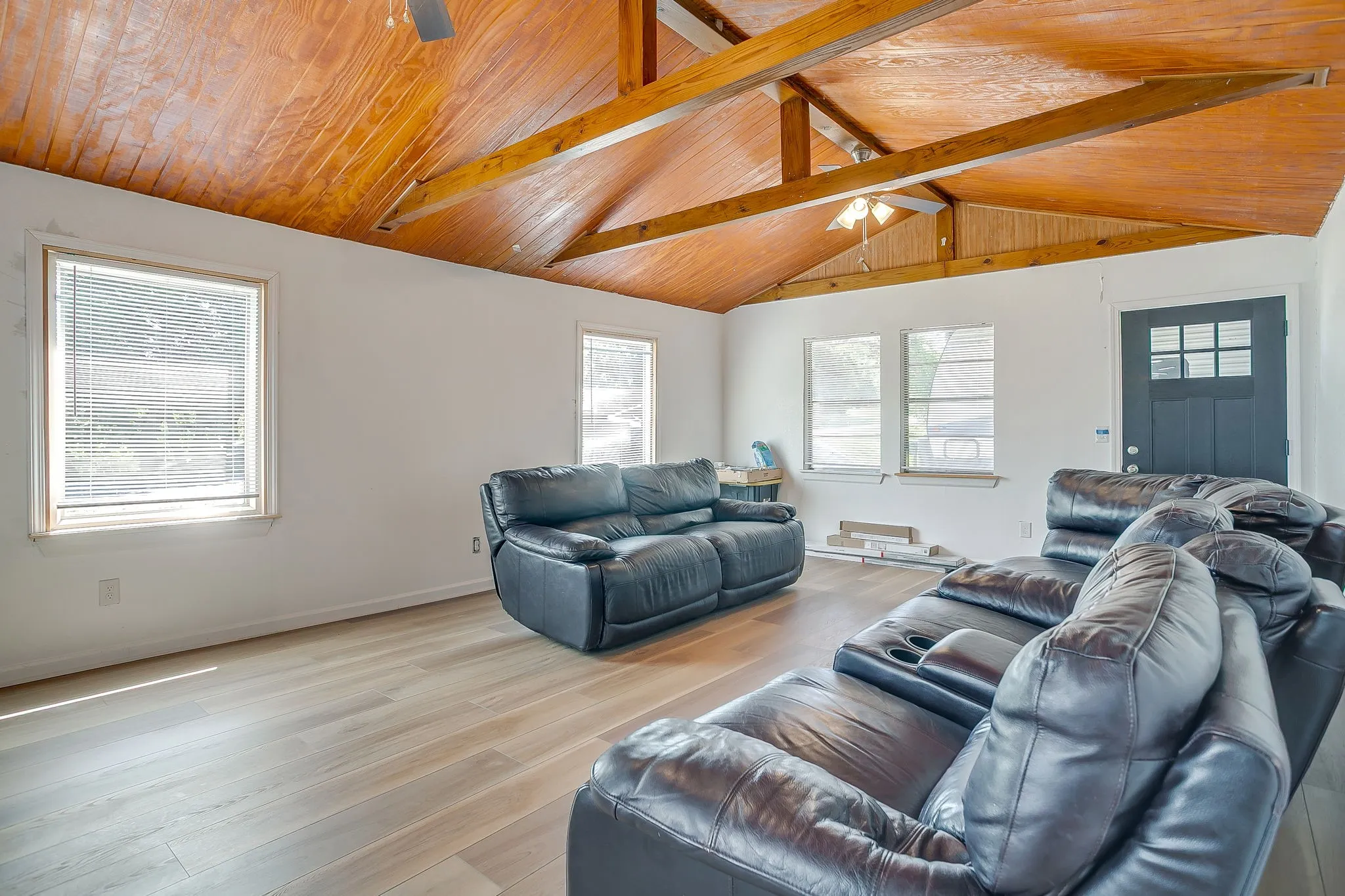 Single Family Residence For Rent in Hill County , 163 Giant Cedar Trail, Whitney, Texas 76692, 4 Bedroom, 2 Bathroom, Garage spaces, 2,480 Sqft, built in 1960, mls#21342950, Real Estate Agent in Whitney, Homes For Rent in Hill county, Homes For Rent in Whitney, Realtor in Whitney Texas, Real Estate Brokerage Independent Realty Texas, Luminita Cordes Realtor