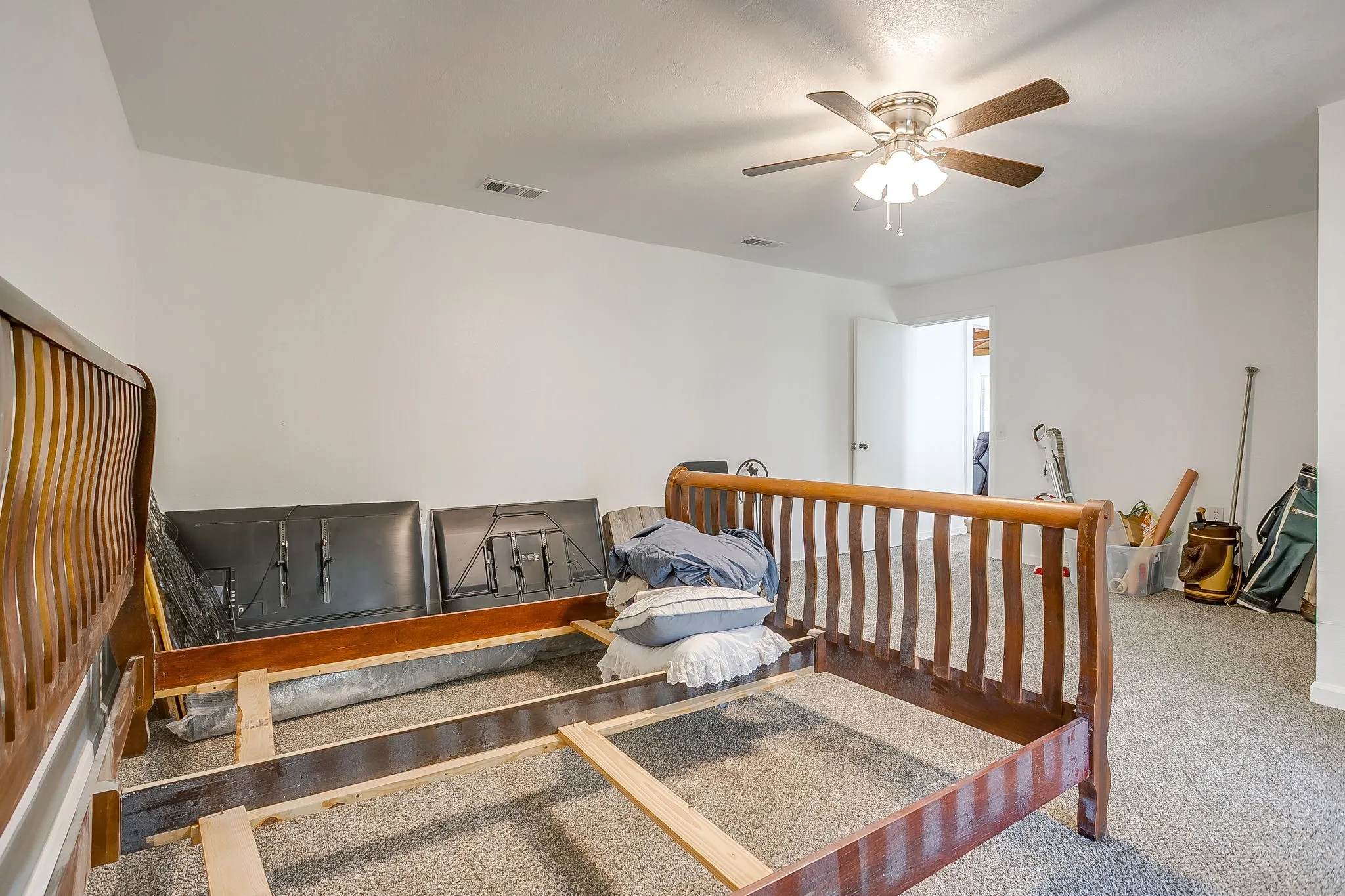 Single Family Residence For Rent in Hill County , 163 Giant Cedar Trail, Whitney, Texas 76692, 4 Bedroom, 2 Bathroom, Garage spaces, 2,480 Sqft, built in 1960, mls#21342950, Real Estate Agent in Whitney, Homes For Rent in Hill county, Homes For Rent in Whitney, Realtor in Whitney Texas, Real Estate Brokerage Independent Realty Texas, Luminita Cordes Realtor