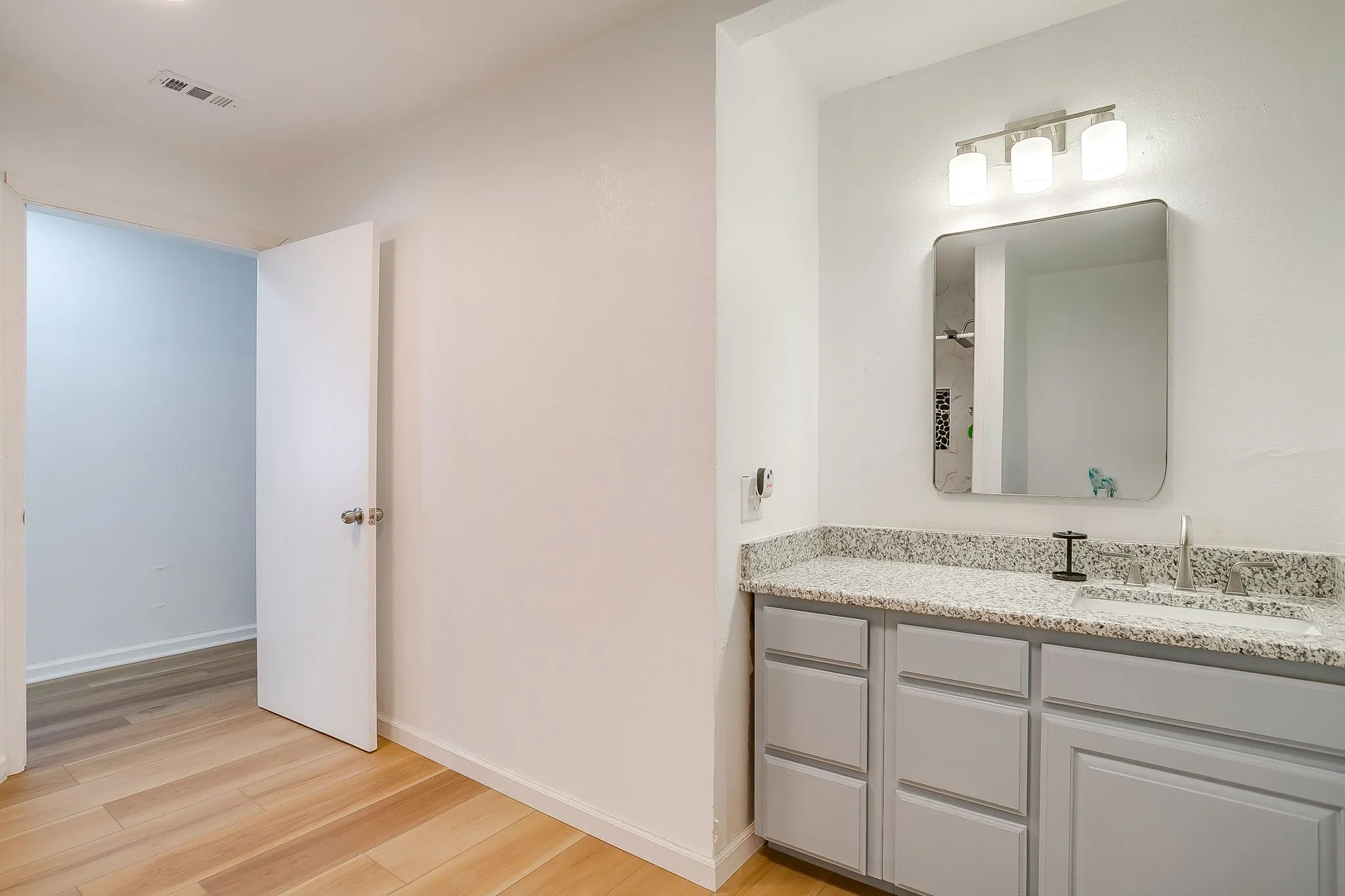 Single Family Residence For Rent in Hill County , 163 Giant Cedar Trail, Whitney, Texas 76692, 4 Bedroom, 2 Bathroom, Garage spaces, 2,480 Sqft, built in 1960, mls#21342950, Real Estate Agent in Whitney, Homes For Rent in Hill county, Homes For Rent in Whitney, Realtor in Whitney Texas, Real Estate Brokerage Independent Realty Texas, Luminita Cordes Realtor