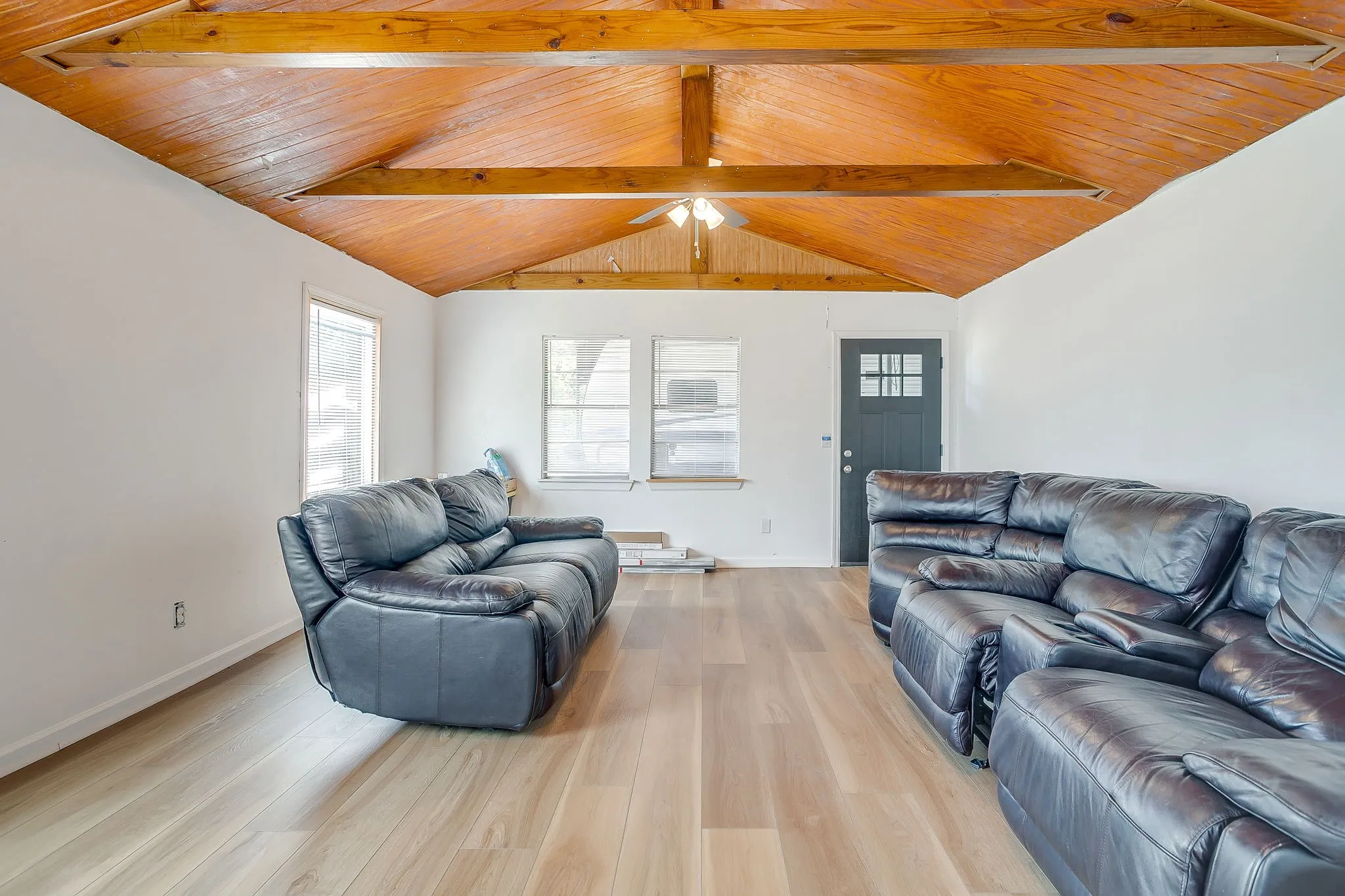 Single Family Residence For Rent in Hill County , 163 Giant Cedar Trail, Whitney, Texas 76692, 4 Bedroom, 2 Bathroom, Garage spaces, 2,480 Sqft, built in 1960, mls#21342950, Real Estate Agent in Whitney, Homes For Rent in Hill county, Homes For Rent in Whitney, Realtor in Whitney Texas, Real Estate Brokerage Independent Realty Texas, Luminita Cordes Realtor