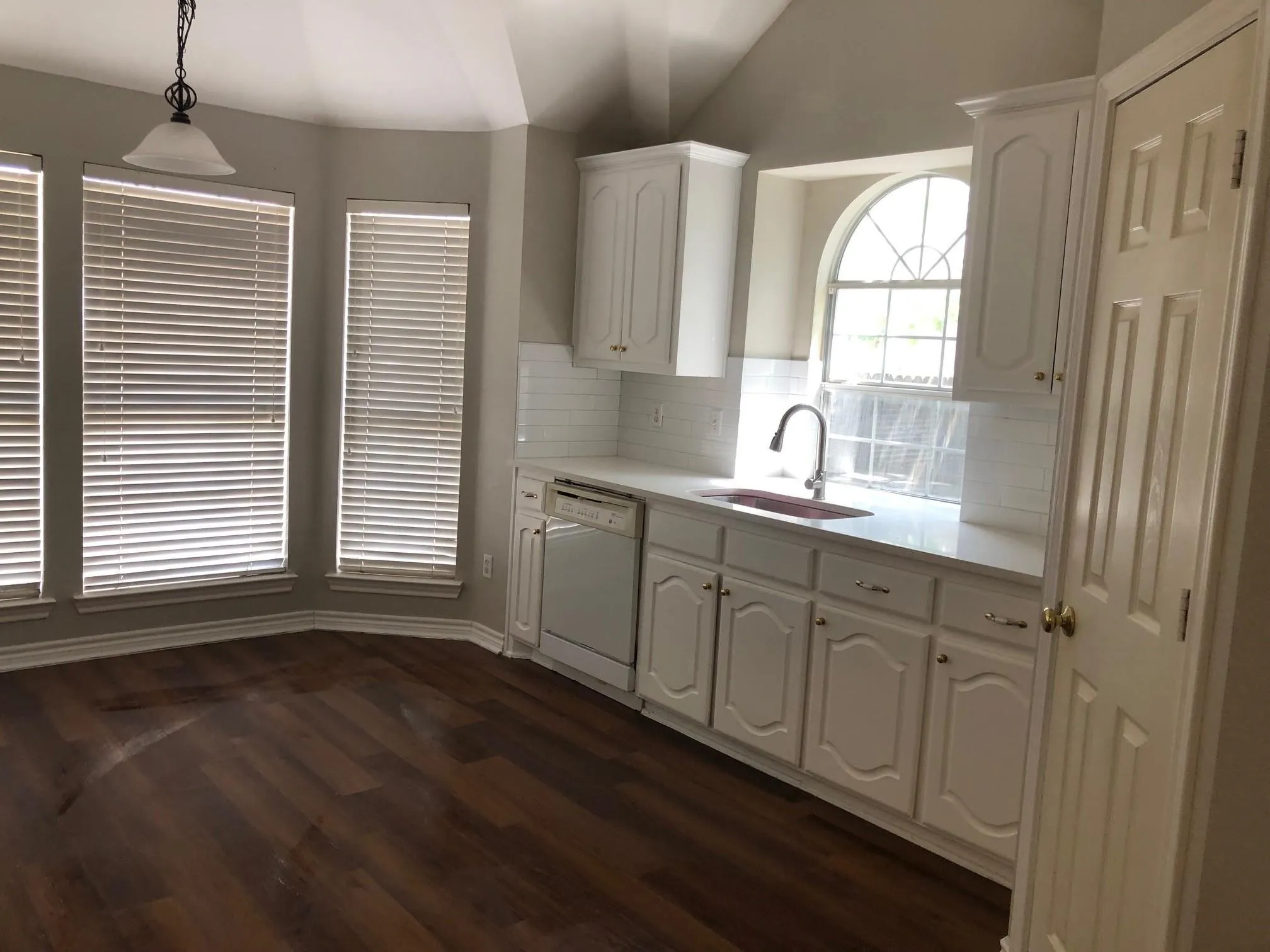 Single Family Residence For Rent in Tarrant County , 1406 Oxford Drive, Mansfield, Texas 76063, 4 Bedroom, 2 Bathroom, 2 Garage spaces, 1,740 Sqft, built in 1998, mls#21342983, Real Estate Agent in Mansfield, Homes For Rent in Tarrant county, Homes For Rent in Mansfield, Realtor in Mansfield Texas, Real Estate Brokerage Independent Realty Texas, Luminita Cordes Realtor