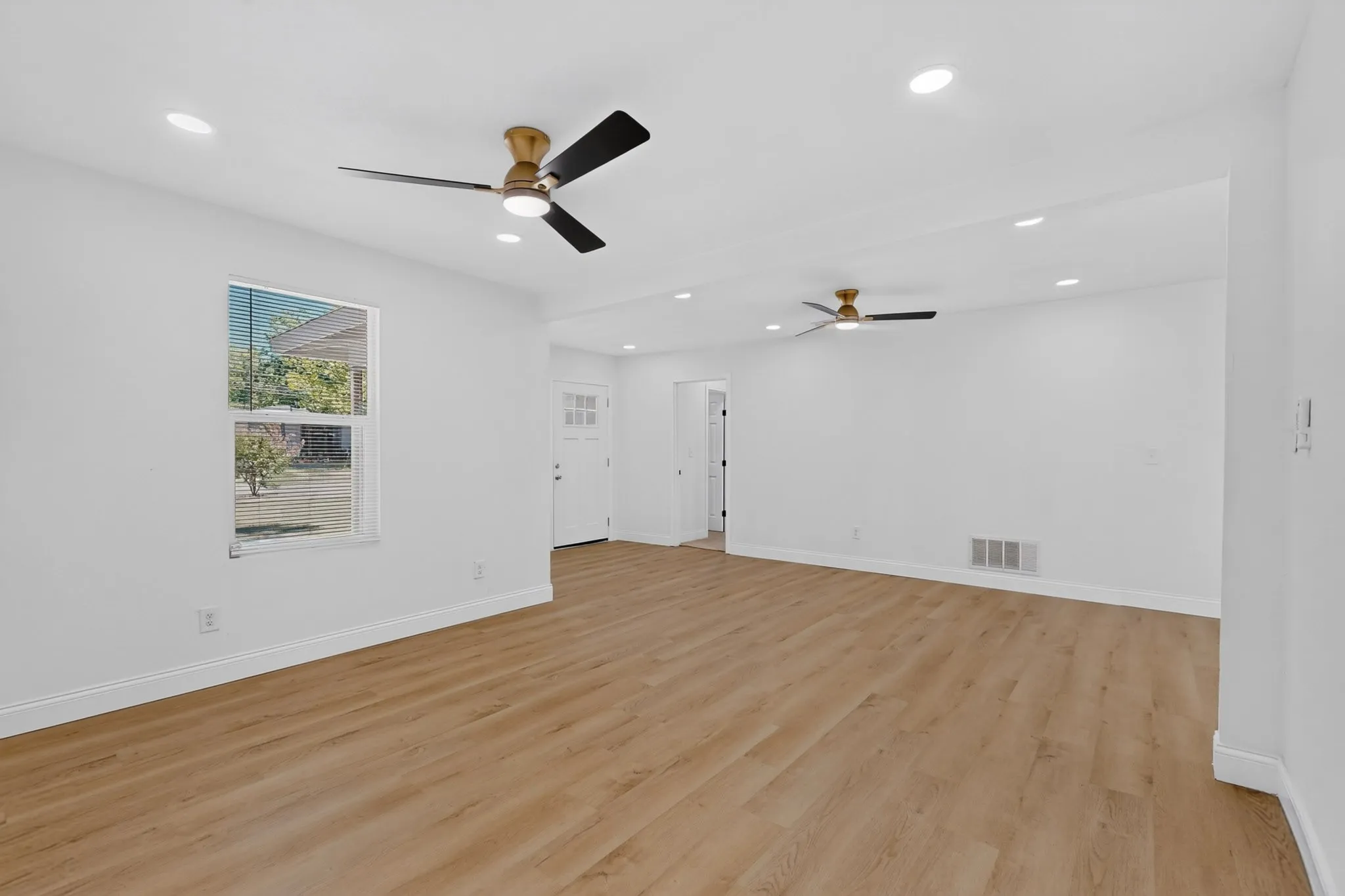 Single Family Residence For Sale in Dallas County , 703 Jardin Drive, Mesquite, Texas 75149, 3 Bedroom, 2 Bathroom, Garage spaces, 1,203 Sqft, built in 1954, mls#21342946, Real Estate Agent in Mesquite, Homes For Sale in Dallas county, Homes For Sale in Mesquite, Realtor in Mesquite Texas, Real Estate Brokerage Independent Realty Texas, Luminita Cordes Realtor