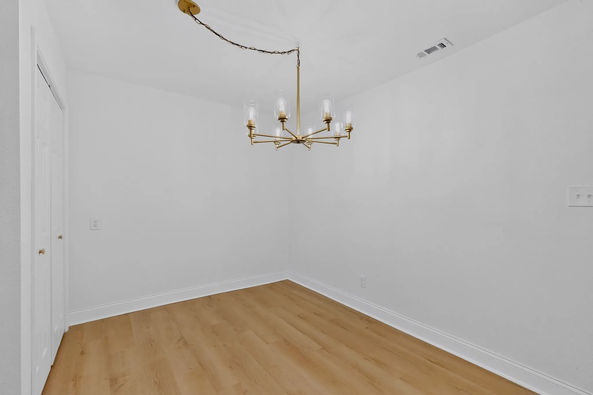 Single Family Residence For Sale in Dallas County , 703 Jardin Drive, Mesquite, Texas 75149, 3 Bedroom, 2 Bathroom, Garage spaces, 1,203 Sqft, built in 1954, mls#21342946, Real Estate Agent in Mesquite, Homes For Sale in Dallas county, Homes For Sale in Mesquite, Realtor in Mesquite Texas, Real Estate Brokerage Independent Realty Texas, Luminita Cordes Realtor