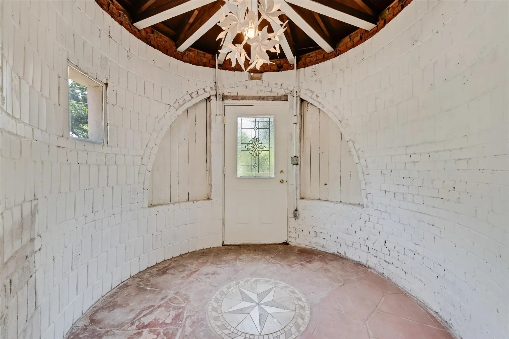 Single Family Residence For Sale in Denton County , 501 Lakeshore Road, Shady Shores, Texas 76208, 1 Bedroom, 1 Bathroom, Garage spaces, 696 Sqft, built in 1967, mls#21343006, Real Estate Agent in Shady Shores, Homes For Sale in Denton county, Homes For Sale in Shady Shores, Realtor in Shady Shores Texas, Real Estate Brokerage Independent Realty Texas, Luminita Cordes Realtor