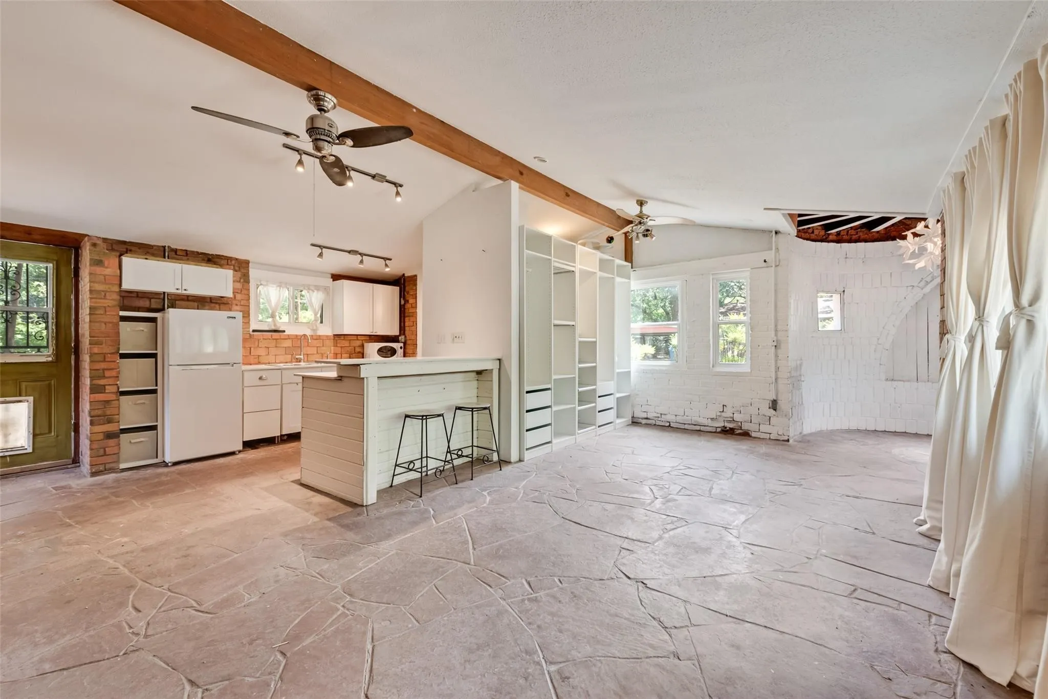 Single Family Residence For Sale in Denton County , 501 Lakeshore Road, Shady Shores, Texas 76208, 1 Bedroom, 1 Bathroom, Garage spaces, 696 Sqft, built in 1967, mls#21343006, Real Estate Agent in Shady Shores, Homes For Sale in Denton county, Homes For Sale in Shady Shores, Realtor in Shady Shores Texas, Real Estate Brokerage Independent Realty Texas, Luminita Cordes Realtor