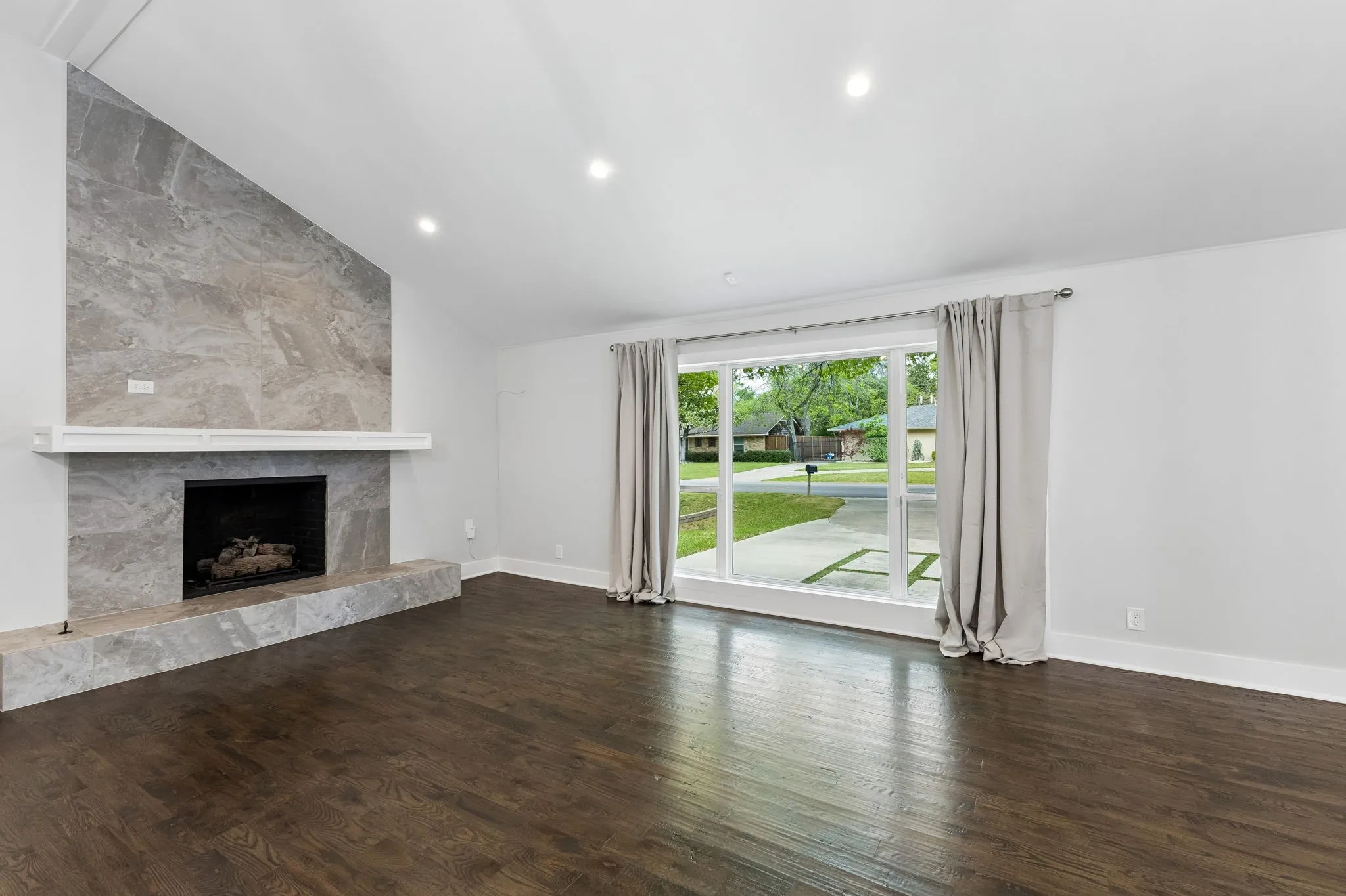 Single Family Residence For Sale in Dallas County , 13726 Peyton Drive, Dallas, Texas 75240, 4 Bedroom, 3 Bathroom, 2 Garage spaces, 2,886 Sqft, built in 1969, mls#21343011, Real Estate Agent in Dallas, Homes For Sale in Dallas county, Homes For Sale in Dallas, Realtor in Dallas Texas, Real Estate Brokerage Independent Realty Texas, Luminita Cordes Realtor