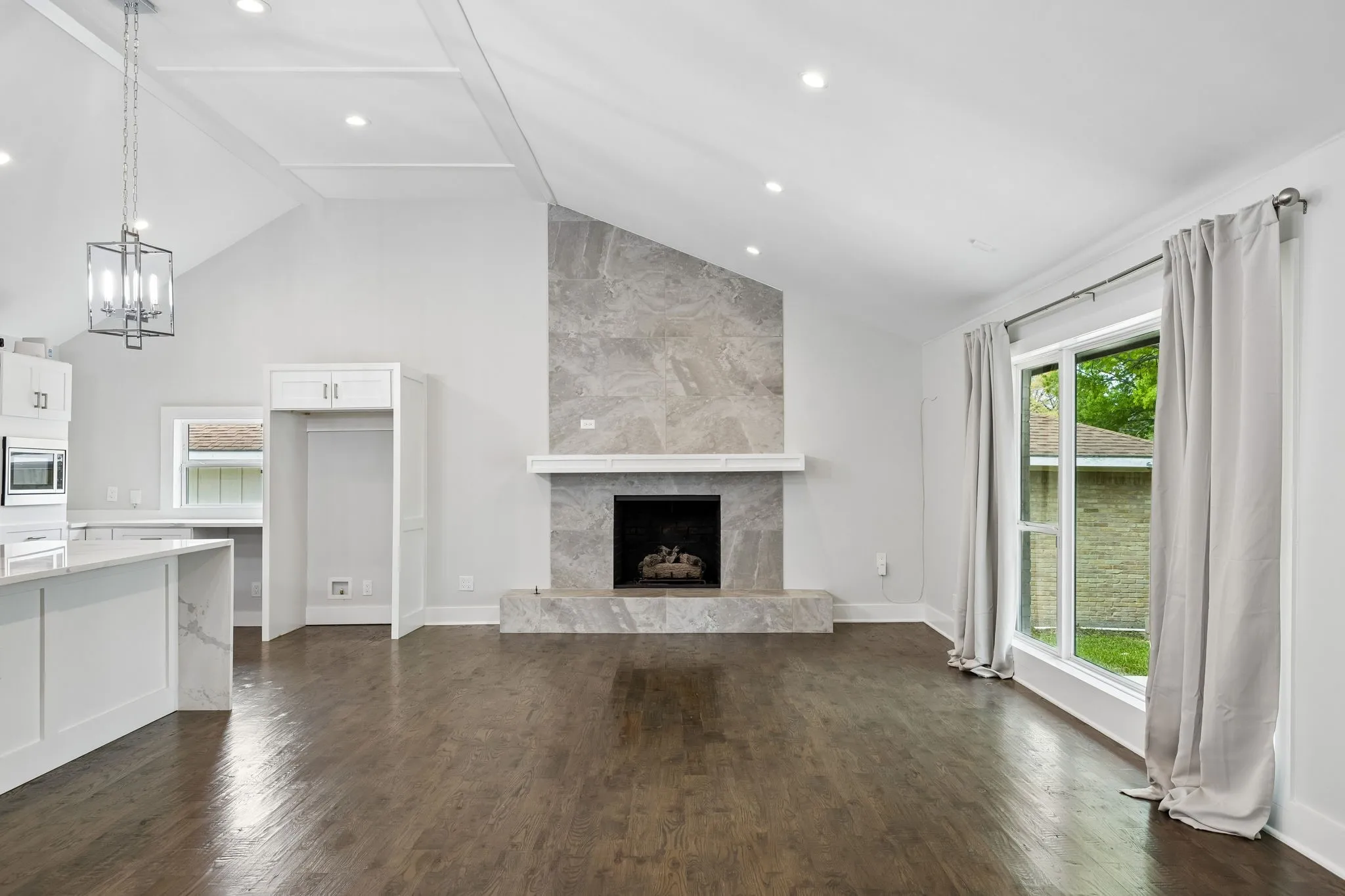 Single Family Residence For Sale in Dallas County , 13726 Peyton Drive, Dallas, Texas 75240, 4 Bedroom, 3 Bathroom, 2 Garage spaces, 2,886 Sqft, built in 1969, mls#21343011, Real Estate Agent in Dallas, Homes For Sale in Dallas county, Homes For Sale in Dallas, Realtor in Dallas Texas, Real Estate Brokerage Independent Realty Texas, Luminita Cordes Realtor