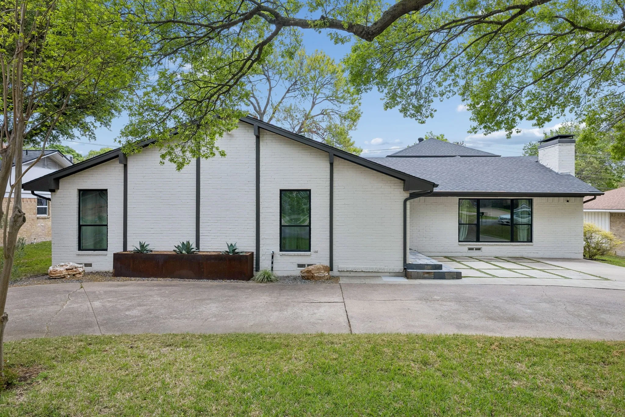Single Family Residence For Sale in Dallas County , 13726 Peyton Drive, Dallas, Texas 75240, 4 Bedroom, 3 Bathroom, 2 Garage spaces, 2,886 Sqft, built in 1969, mls#21343011, Real Estate Agent in Dallas, Homes For Sale in Dallas county, Homes For Sale in Dallas, Realtor in Dallas Texas, Real Estate Brokerage Independent Realty Texas, Luminita Cordes Realtor