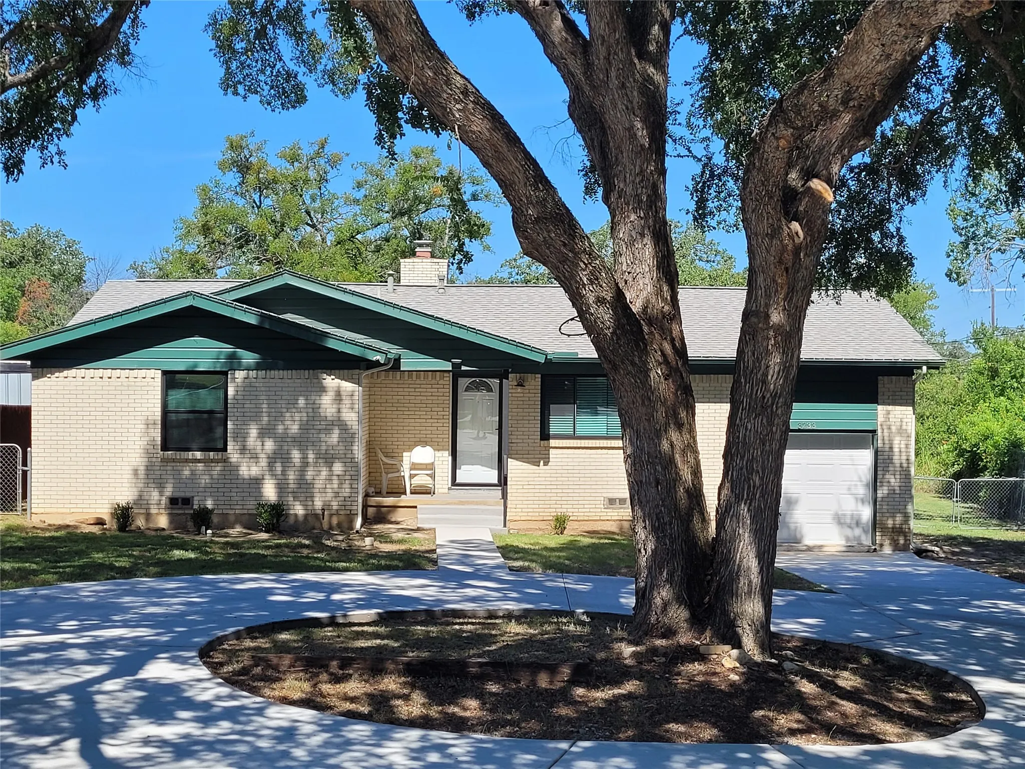 Single Family Residence For Sale in Tarrant County , 3233 Hiawatha Trail, Lake Worth, Texas 76135, 3 Bedroom, 1 Bathroom, 1 Garage spaces, 1,239 Sqft, built in 1964, mls#21342998, Real Estate Agent in Lake Worth, Homes For Sale in Tarrant county, Homes For Sale in Lake Worth, Realtor in Lake Worth Texas, Real Estate Brokerage Independent Realty Texas, Luminita Cordes Realtor