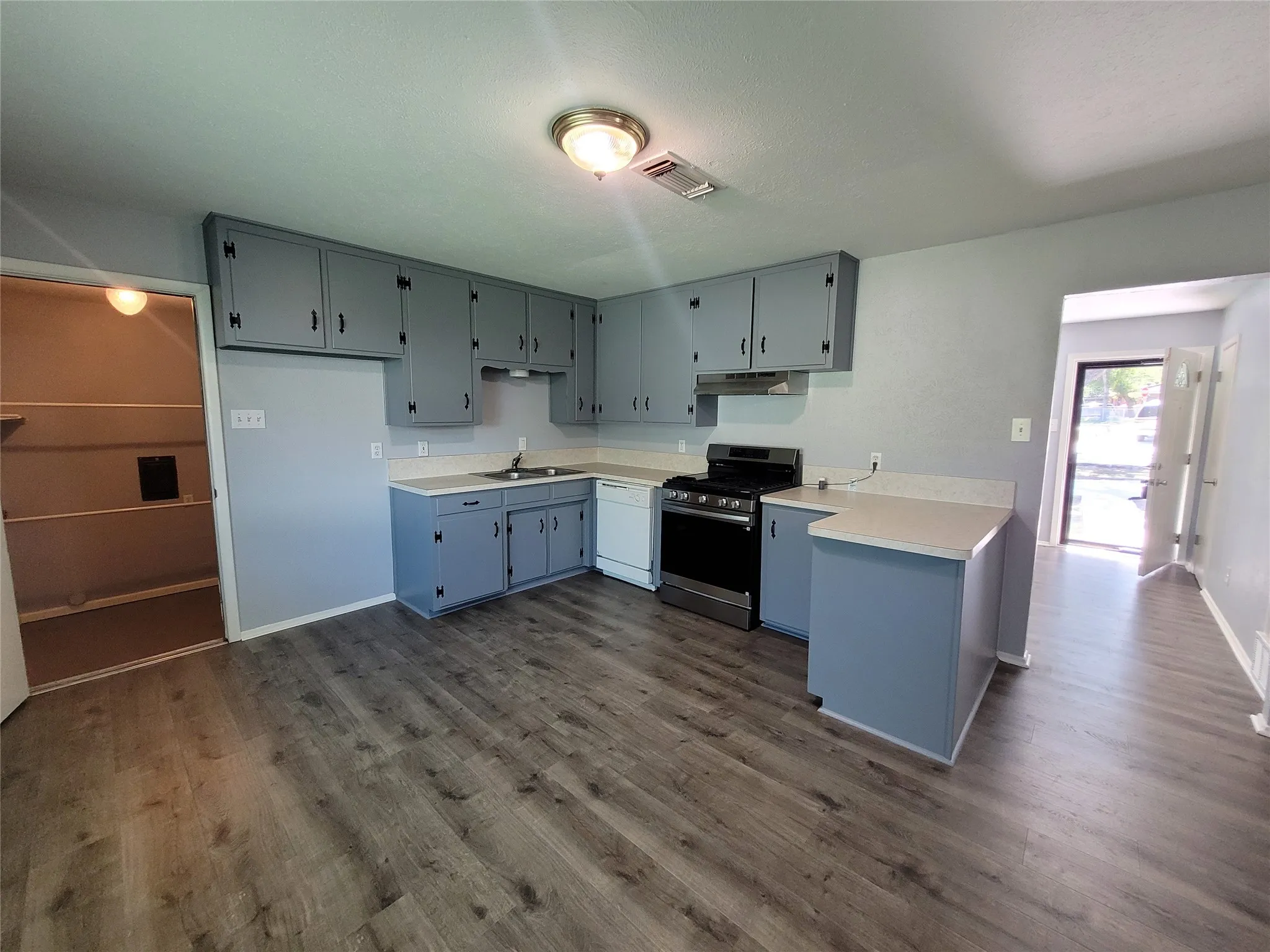 Gas stove and built in dishwasher.
