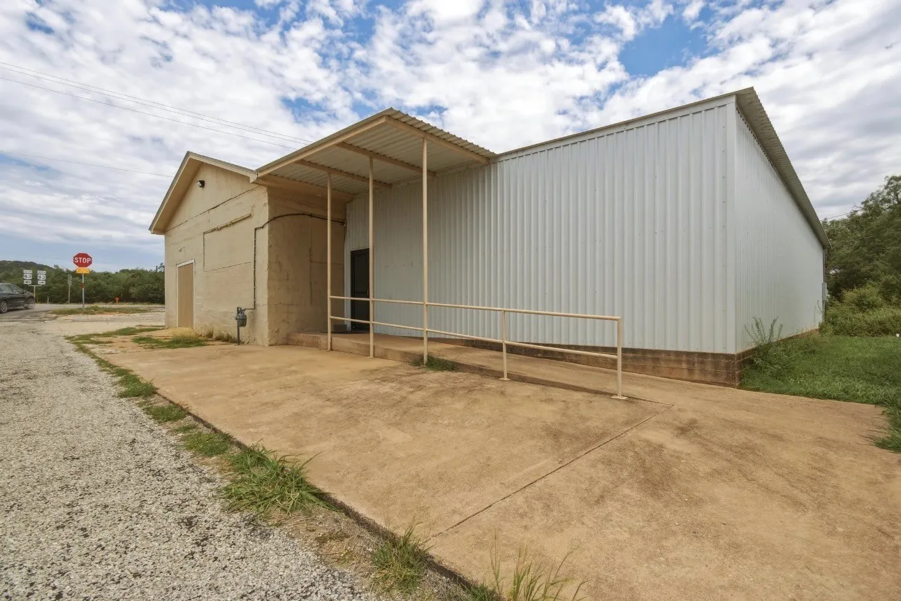 Apartment For Rent in Taylor County , 5843 Us-83, Ovalo, Texas 79541, 8 Bedroom, 5 Bathroom, Garage spaces, 3,976 Sqft, built in 2003, mls#21343020, Real Estate Agent in Ovalo, Homes For Rent in Taylor county, Homes For Rent in Ovalo, Realtor in Ovalo Texas, Real Estate Brokerage Independent Realty Texas, Luminita Cordes Realtor