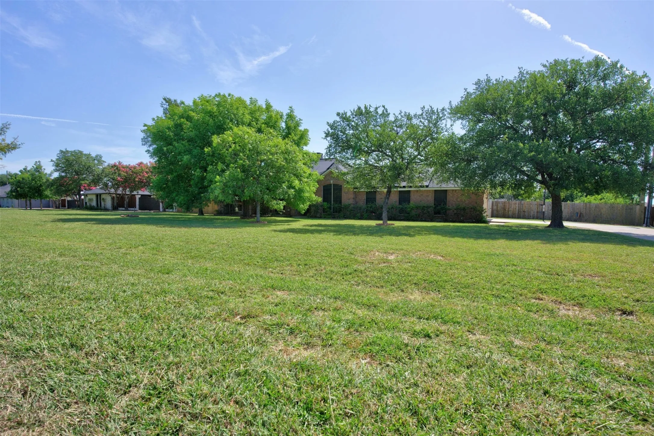 Single Family Residence For Sale in Parker County , 213 Diamond Oaks Drive, Hudson Oaks, Texas 76087, 3 Bedroom, 2 Bathroom, 2 Garage spaces, 2,074 Sqft, built in 1996, mls#21342820, Real Estate Agent in Hudson Oaks, Homes For Sale in Parker county, Homes For Sale in Hudson Oaks, Realtor in Hudson Oaks Texas, Real Estate Brokerage Independent Realty Texas, Luminita Cordes Realtor
