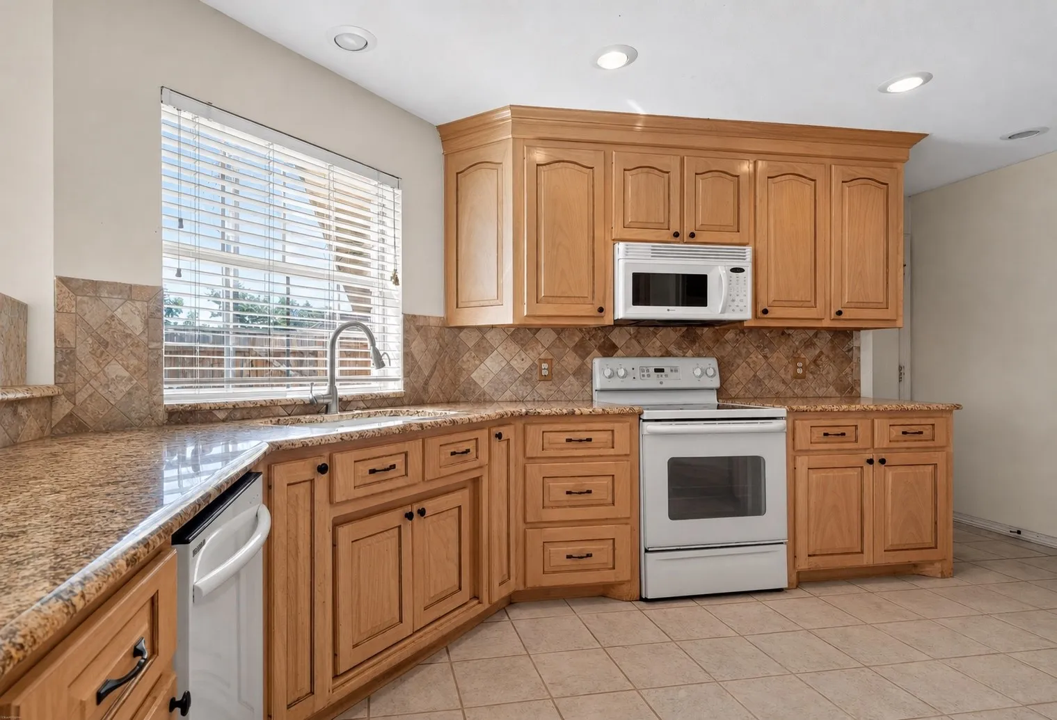 Single Family Residence For Sale in Parker County , 213 Diamond Oaks Drive, Hudson Oaks, Texas 76087, 3 Bedroom, 2 Bathroom, 2 Garage spaces, 2,074 Sqft, built in 1996, mls#21342820, Real Estate Agent in Hudson Oaks, Homes For Sale in Parker county, Homes For Sale in Hudson Oaks, Realtor in Hudson Oaks Texas, Real Estate Brokerage Independent Realty Texas, Luminita Cordes Realtor
