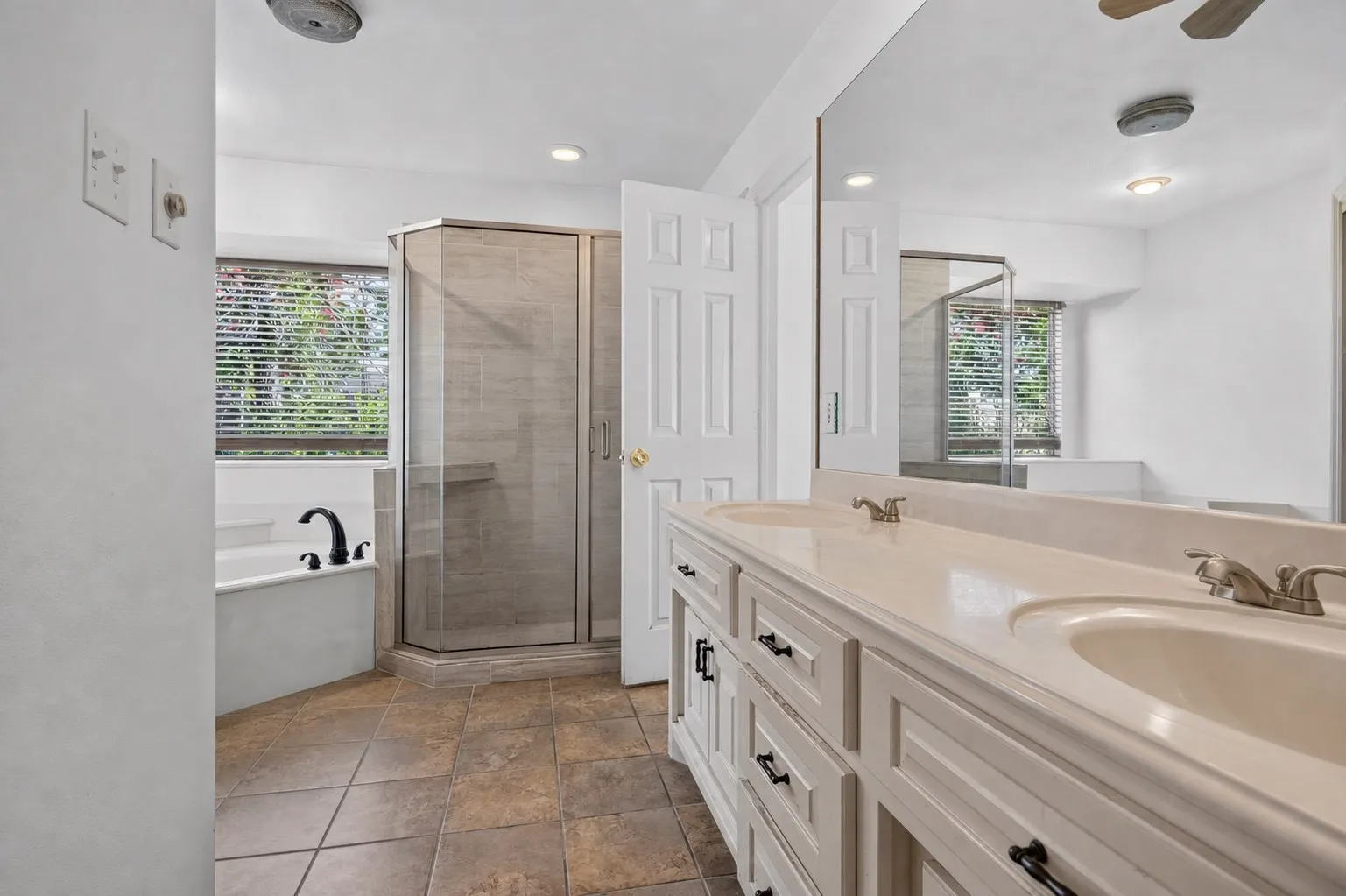 Single Family Residence For Sale in Parker County , 213 Diamond Oaks Drive, Hudson Oaks, Texas 76087, 3 Bedroom, 2 Bathroom, 2 Garage spaces, 2,074 Sqft, built in 1996, mls#21342820, Real Estate Agent in Hudson Oaks, Homes For Sale in Parker county, Homes For Sale in Hudson Oaks, Realtor in Hudson Oaks Texas, Real Estate Brokerage Independent Realty Texas, Luminita Cordes Realtor