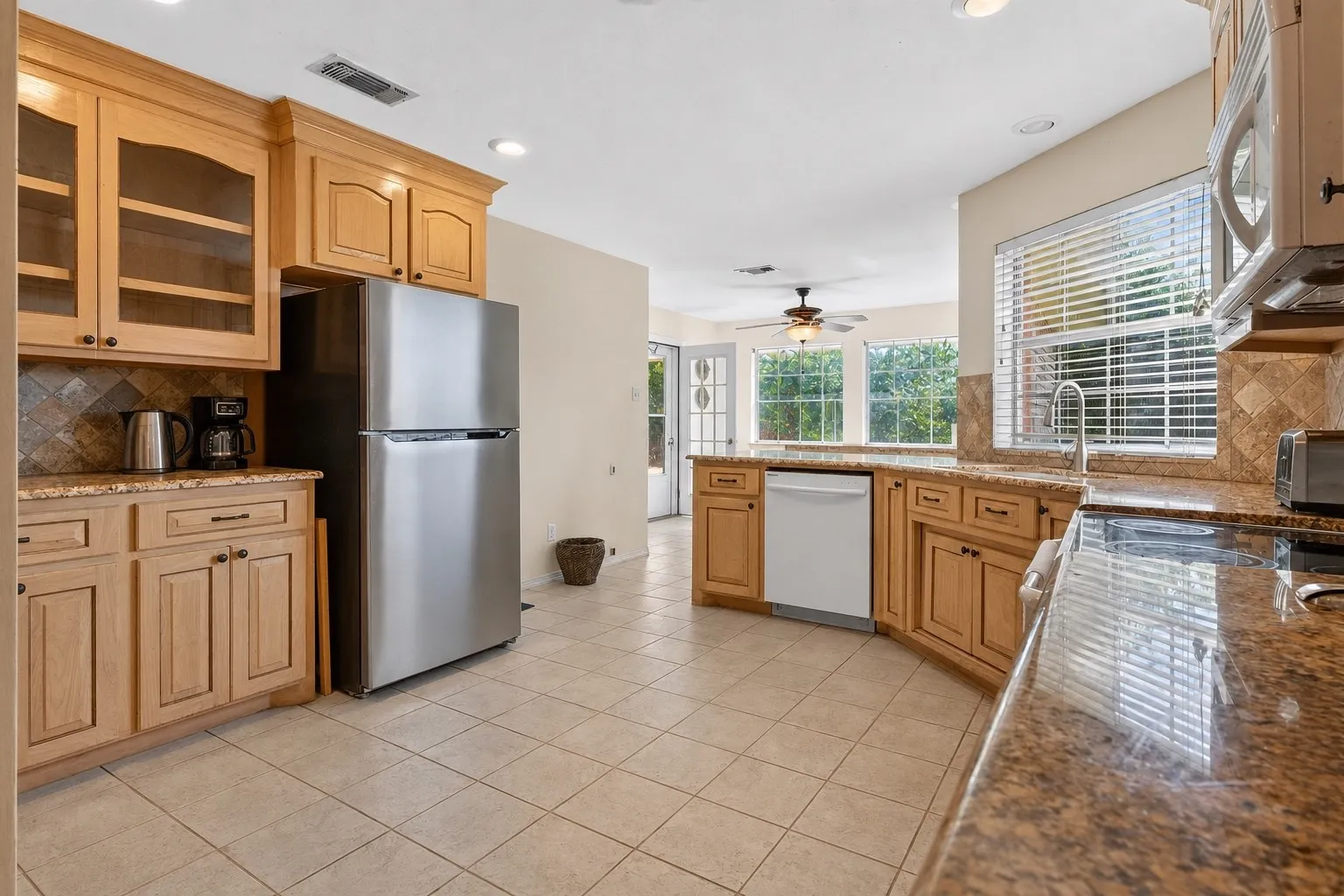 Single Family Residence For Sale in Parker County , 213 Diamond Oaks Drive, Hudson Oaks, Texas 76087, 3 Bedroom, 2 Bathroom, 2 Garage spaces, 2,074 Sqft, built in 1996, mls#21342820, Real Estate Agent in Hudson Oaks, Homes For Sale in Parker county, Homes For Sale in Hudson Oaks, Realtor in Hudson Oaks Texas, Real Estate Brokerage Independent Realty Texas, Luminita Cordes Realtor