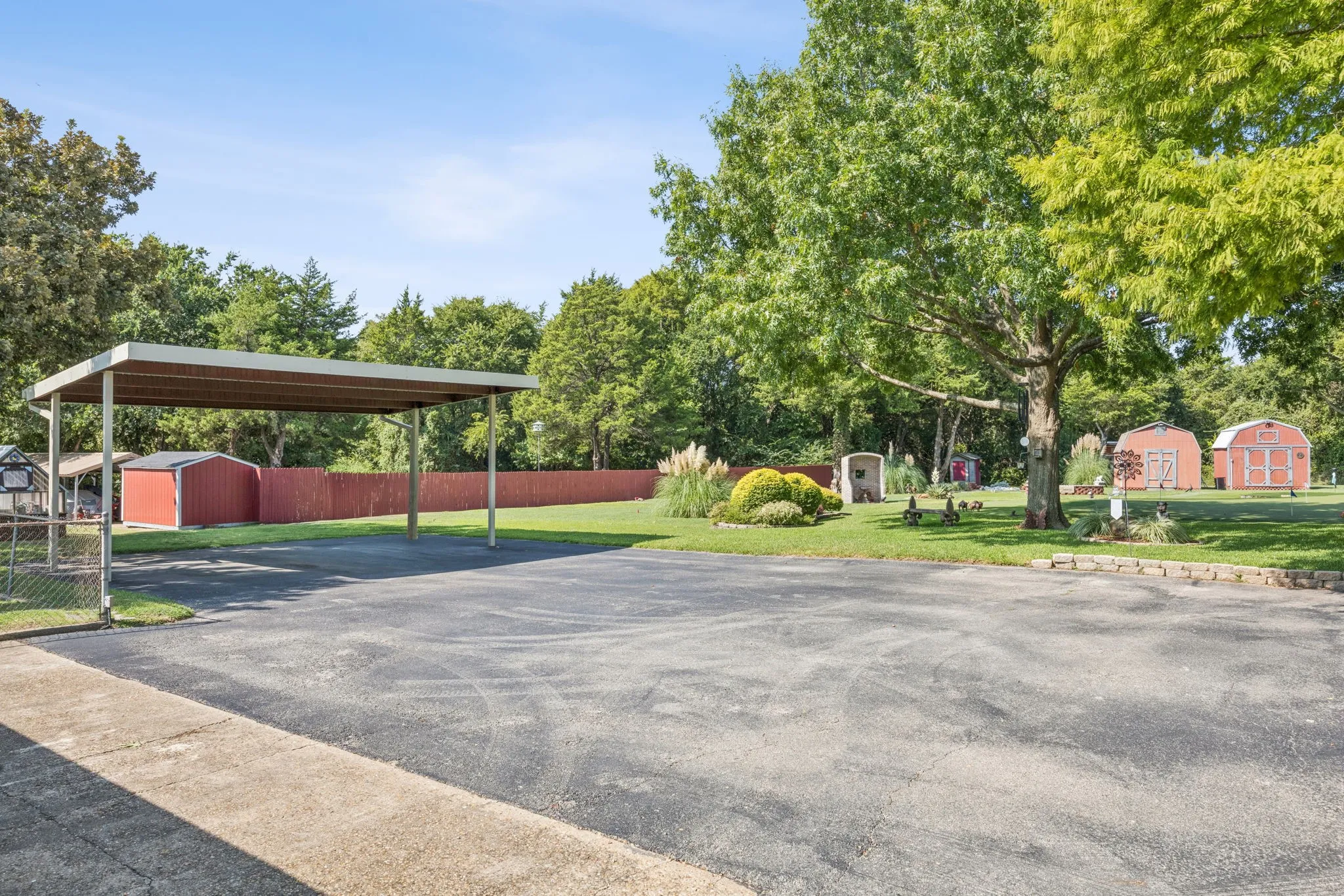Single Family Residence For Sale in Dallas County , 137 Southwood Drive, Lancaster, Texas 75146, 3 Bedroom, 2 Bathroom, 1 Garage spaces, 1,984 Sqft, built in 1970, mls#21340492, Real Estate Agent in Lancaster, Homes For Sale in Dallas county, Homes For Sale in Lancaster, Realtor in Lancaster Texas, Real Estate Brokerage Independent Realty Texas, Luminita Cordes Realtor