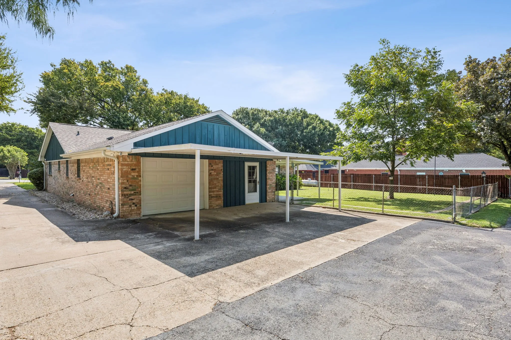 Single Family Residence For Sale in Dallas County , 137 Southwood Drive, Lancaster, Texas 75146, 3 Bedroom, 2 Bathroom, 1 Garage spaces, 1,984 Sqft, built in 1970, mls#21340492, Real Estate Agent in Lancaster, Homes For Sale in Dallas county, Homes For Sale in Lancaster, Realtor in Lancaster Texas, Real Estate Brokerage Independent Realty Texas, Luminita Cordes Realtor