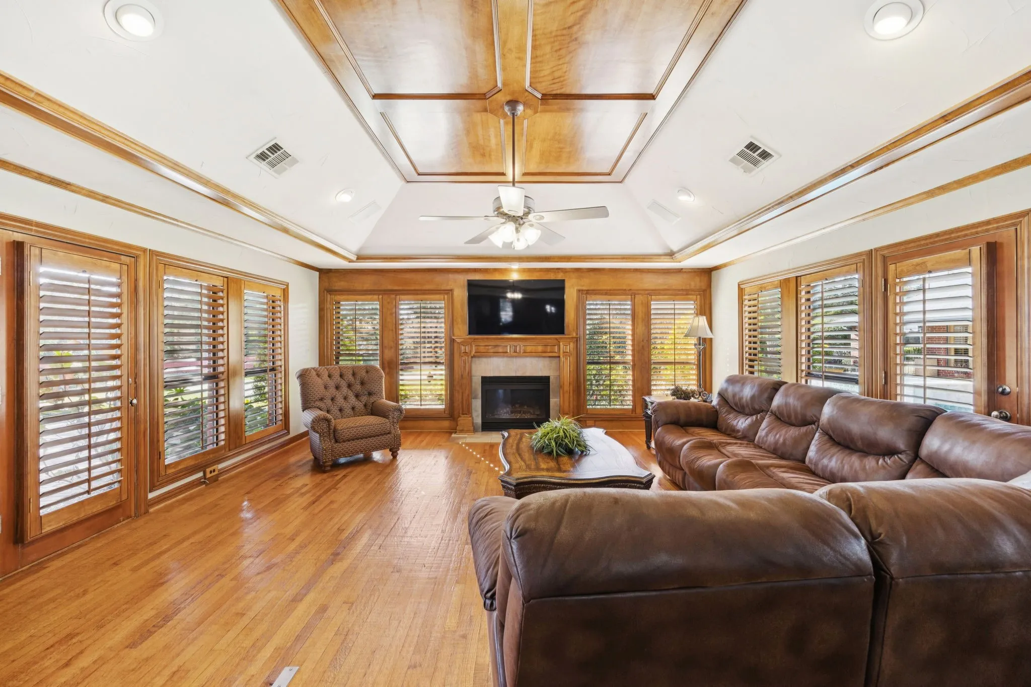 Single Family Residence For Sale in Dallas County , 201 Oakwood Drive, Lancaster, Texas 75146, 6 Bedroom, 5 Bathroom, 3 Garage spaces, 6,079 Sqft, built in 1985, mls#21340654, Real Estate Agent in Lancaster, Homes For Sale in Dallas county, Homes For Sale in Lancaster, Realtor in Lancaster Texas, Real Estate Brokerage Independent Realty Texas, Luminita Cordes Realtor