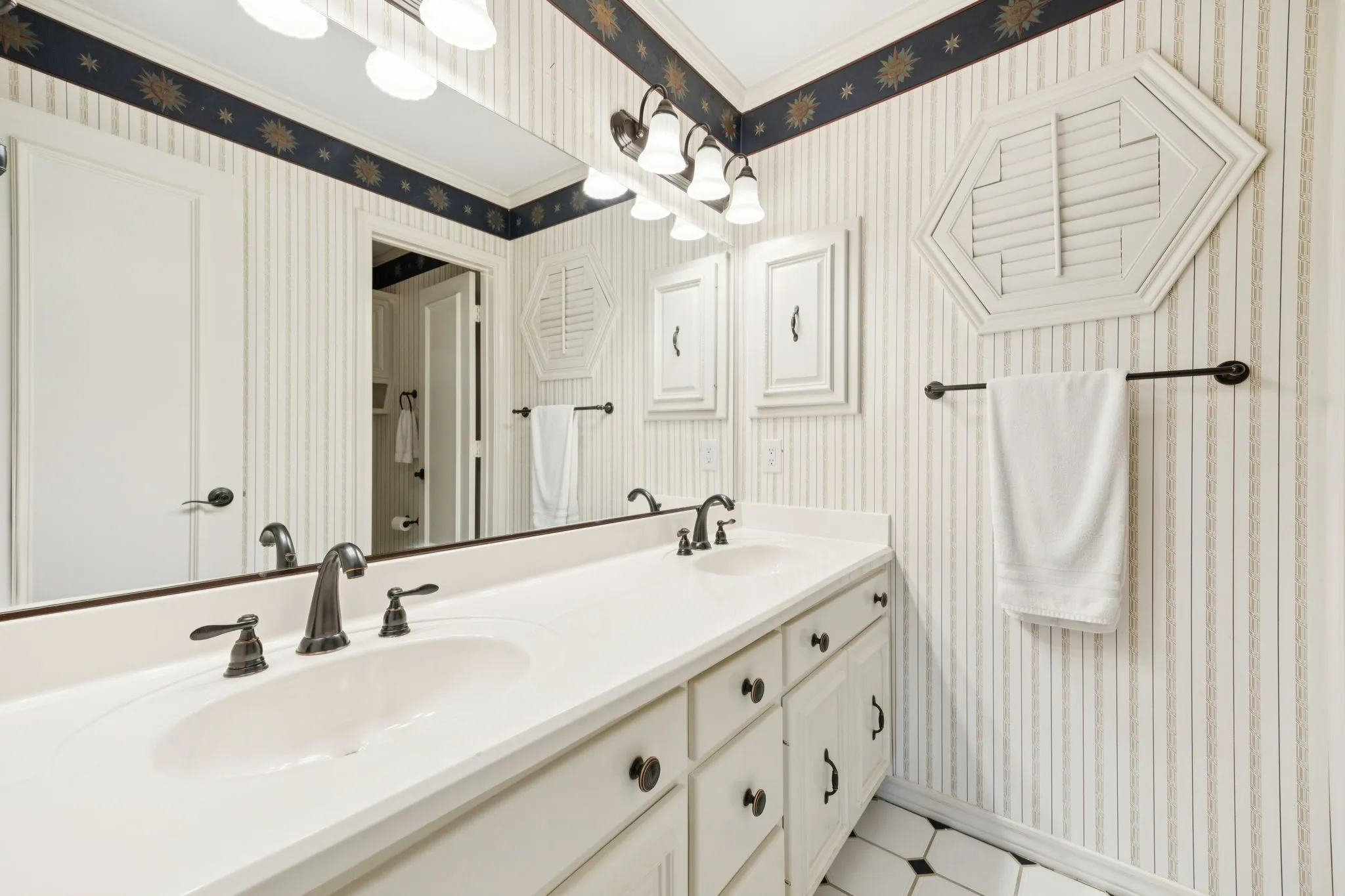 Single Family Residence For Sale in Dallas County , 201 Oakwood Drive, Lancaster, Texas 75146, 6 Bedroom, 5 Bathroom, 3 Garage spaces, 6,079 Sqft, built in 1985, mls#21340654, Real Estate Agent in Lancaster, Homes For Sale in Dallas county, Homes For Sale in Lancaster, Realtor in Lancaster Texas, Real Estate Brokerage Independent Realty Texas, Luminita Cordes Realtor