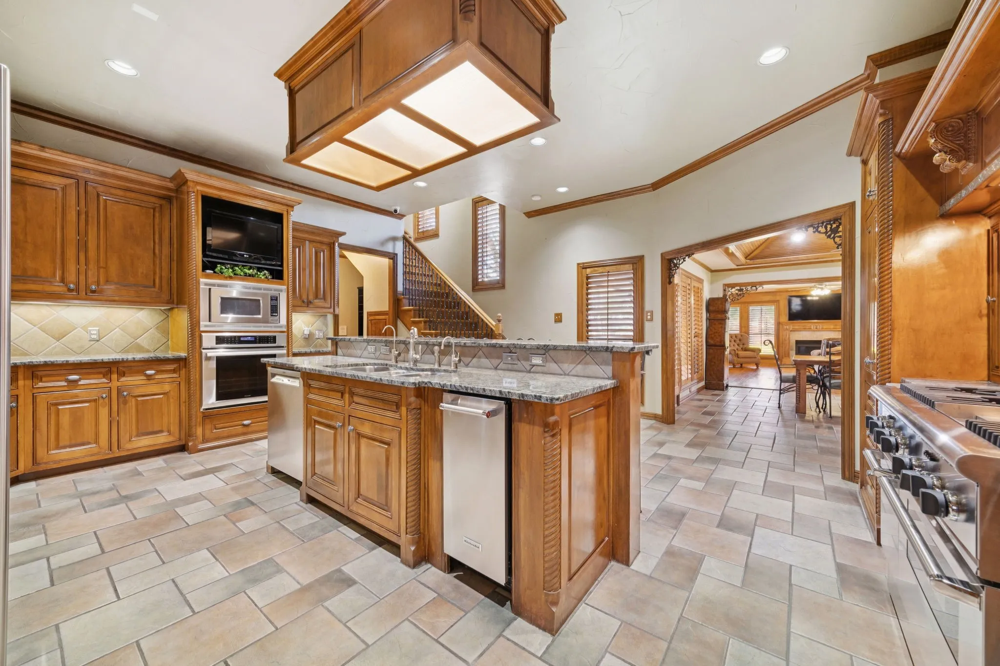 Single Family Residence For Sale in Dallas County , 201 Oakwood Drive, Lancaster, Texas 75146, 6 Bedroom, 5 Bathroom, 3 Garage spaces, 6,079 Sqft, built in 1985, mls#21340654, Real Estate Agent in Lancaster, Homes For Sale in Dallas county, Homes For Sale in Lancaster, Realtor in Lancaster Texas, Real Estate Brokerage Independent Realty Texas, Luminita Cordes Realtor