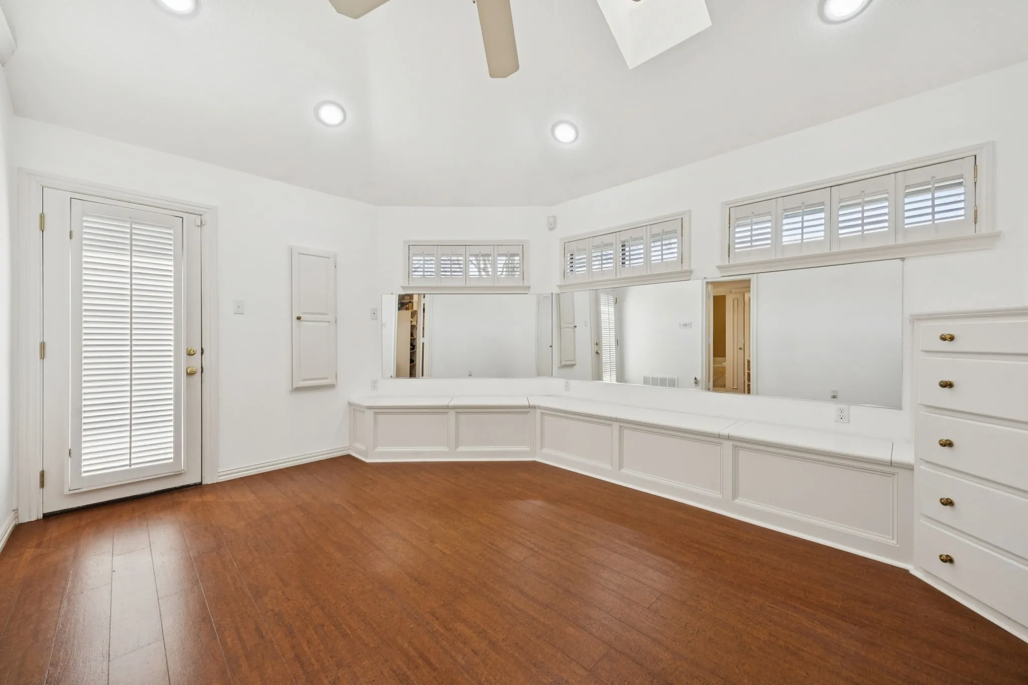 Single Family Residence For Sale in Dallas County , 201 Oakwood Drive, Lancaster, Texas 75146, 6 Bedroom, 5 Bathroom, 3 Garage spaces, 6,079 Sqft, built in 1985, mls#21340654, Real Estate Agent in Lancaster, Homes For Sale in Dallas county, Homes For Sale in Lancaster, Realtor in Lancaster Texas, Real Estate Brokerage Independent Realty Texas, Luminita Cordes Realtor