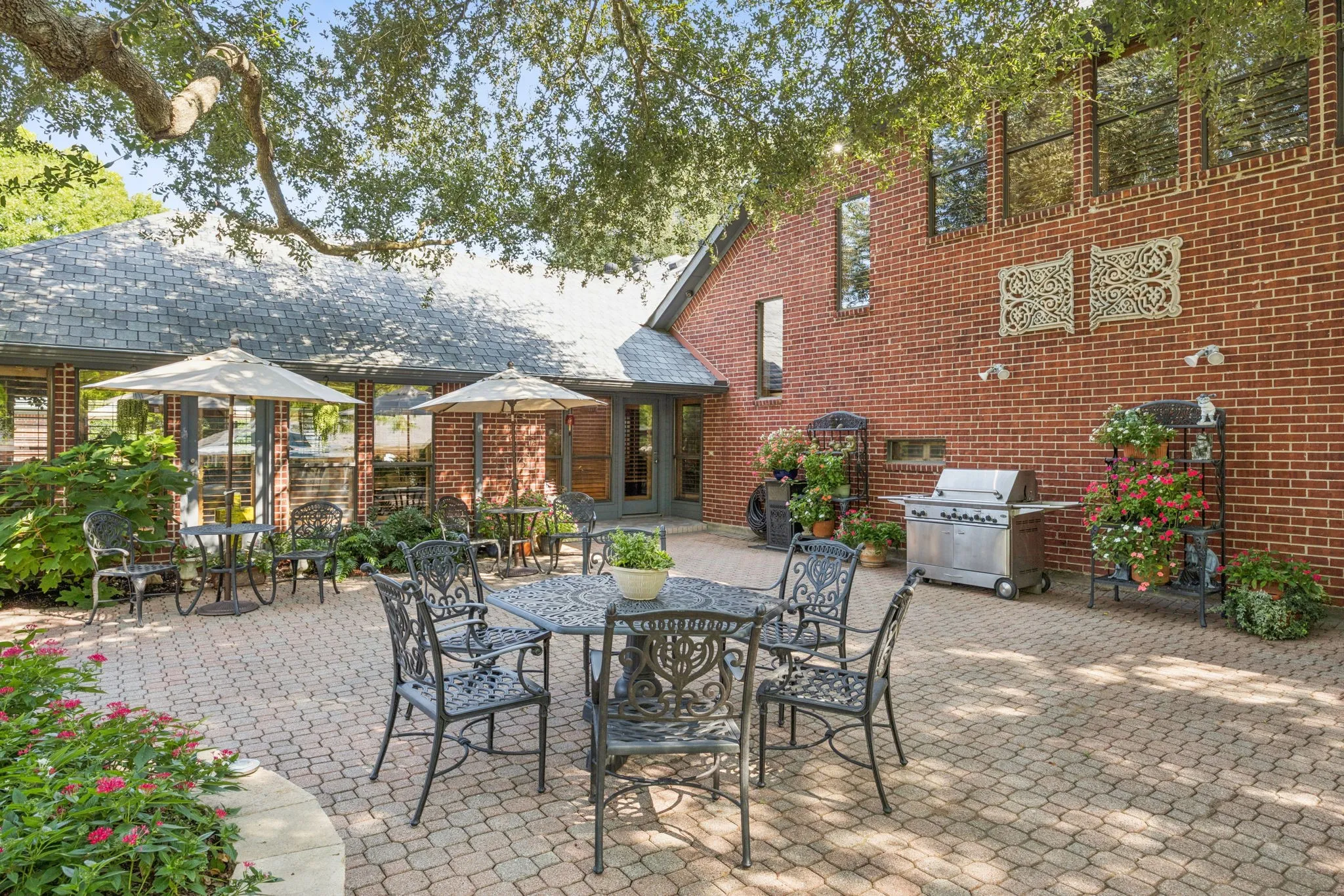 Single Family Residence For Sale in Dallas County , 201 Oakwood Drive, Lancaster, Texas 75146, 6 Bedroom, 5 Bathroom, 3 Garage spaces, 6,079 Sqft, built in 1985, mls#21340654, Real Estate Agent in Lancaster, Homes For Sale in Dallas county, Homes For Sale in Lancaster, Realtor in Lancaster Texas, Real Estate Brokerage Independent Realty Texas, Luminita Cordes Realtor