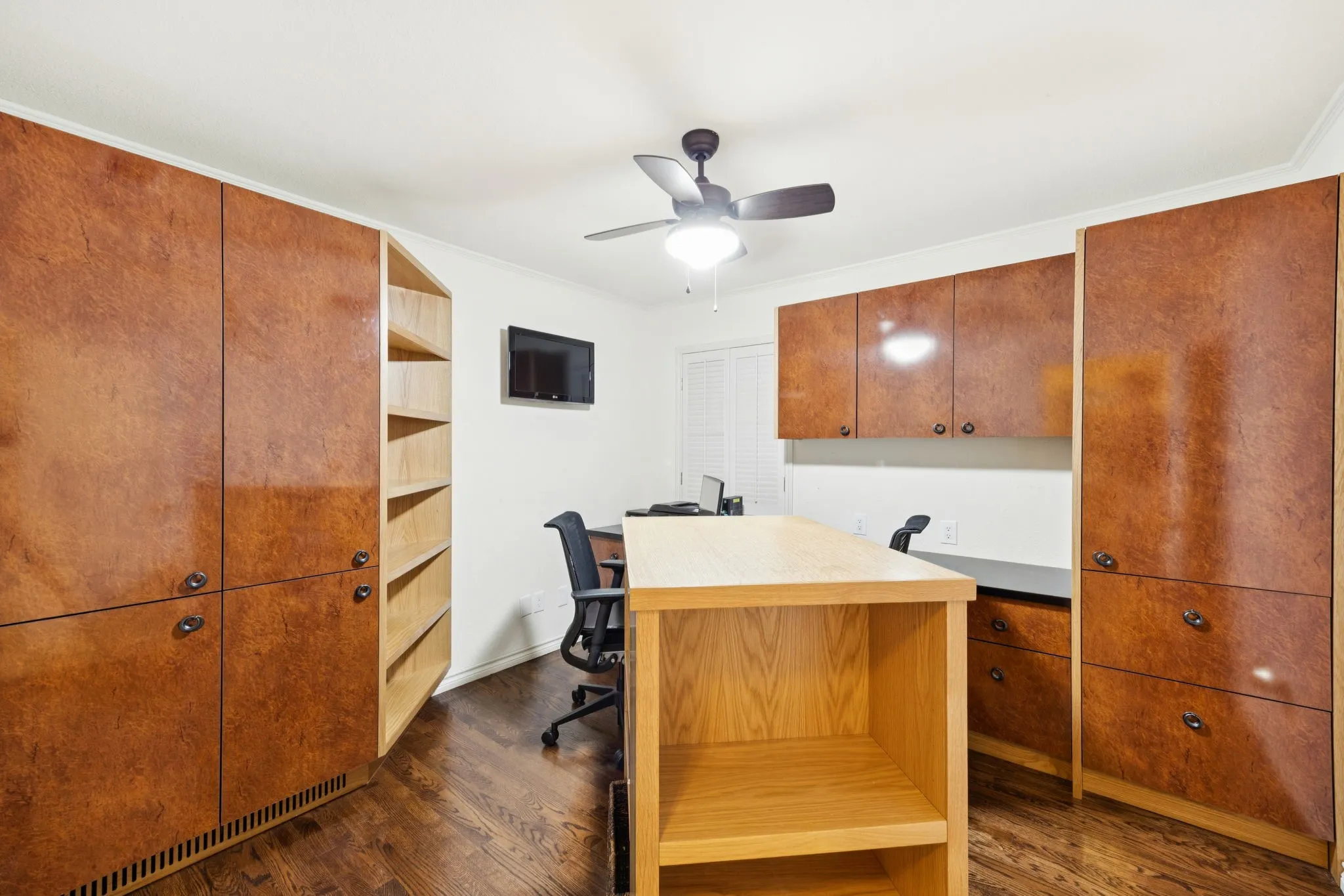 Single Family Residence For Sale in Dallas County , 201 Oakwood Drive, Lancaster, Texas 75146, 6 Bedroom, 5 Bathroom, 3 Garage spaces, 6,079 Sqft, built in 1985, mls#21340654, Real Estate Agent in Lancaster, Homes For Sale in Dallas county, Homes For Sale in Lancaster, Realtor in Lancaster Texas, Real Estate Brokerage Independent Realty Texas, Luminita Cordes Realtor