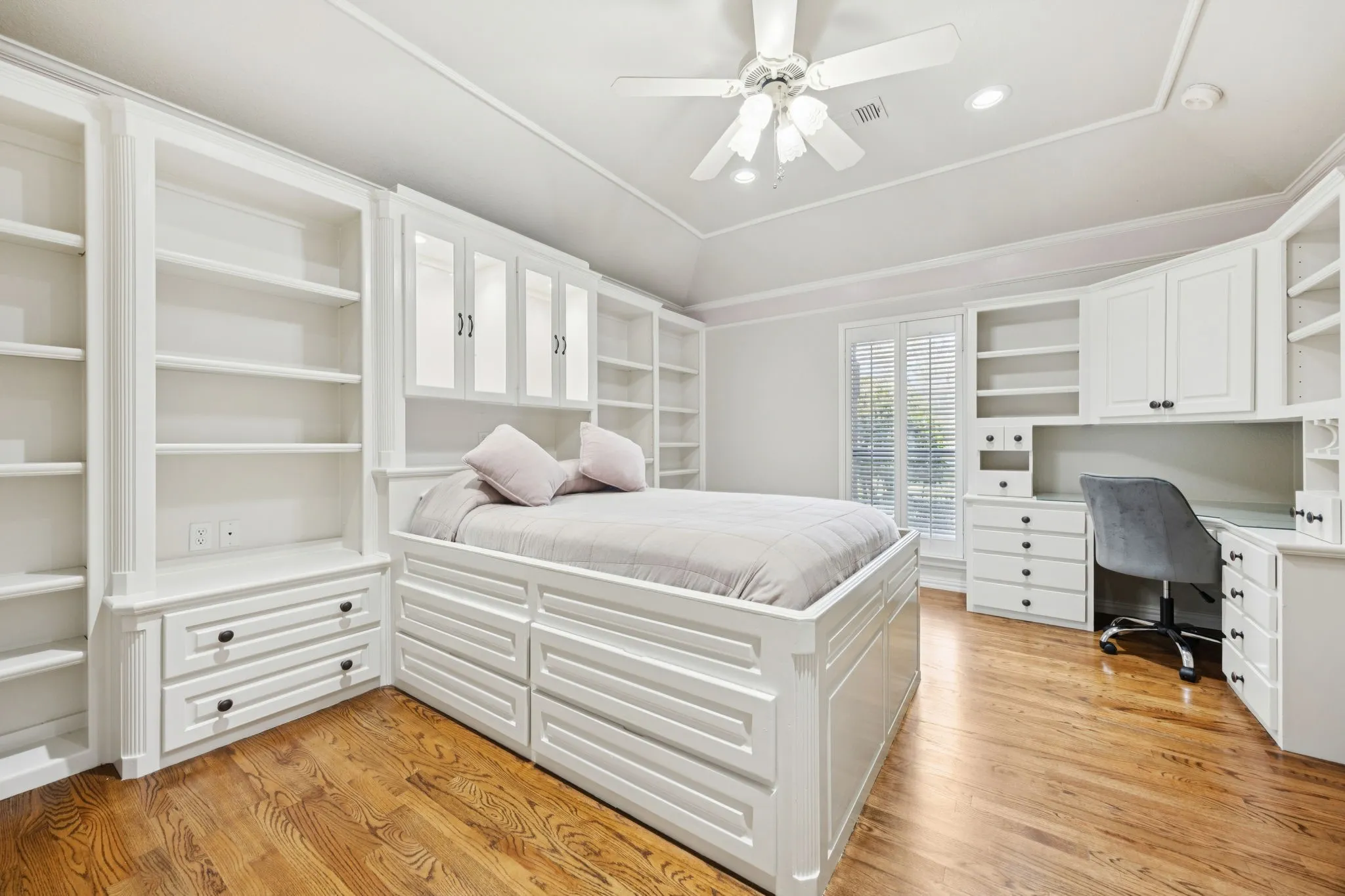 Single Family Residence For Sale in Dallas County , 201 Oakwood Drive, Lancaster, Texas 75146, 6 Bedroom, 5 Bathroom, 3 Garage spaces, 6,079 Sqft, built in 1985, mls#21340654, Real Estate Agent in Lancaster, Homes For Sale in Dallas county, Homes For Sale in Lancaster, Realtor in Lancaster Texas, Real Estate Brokerage Independent Realty Texas, Luminita Cordes Realtor