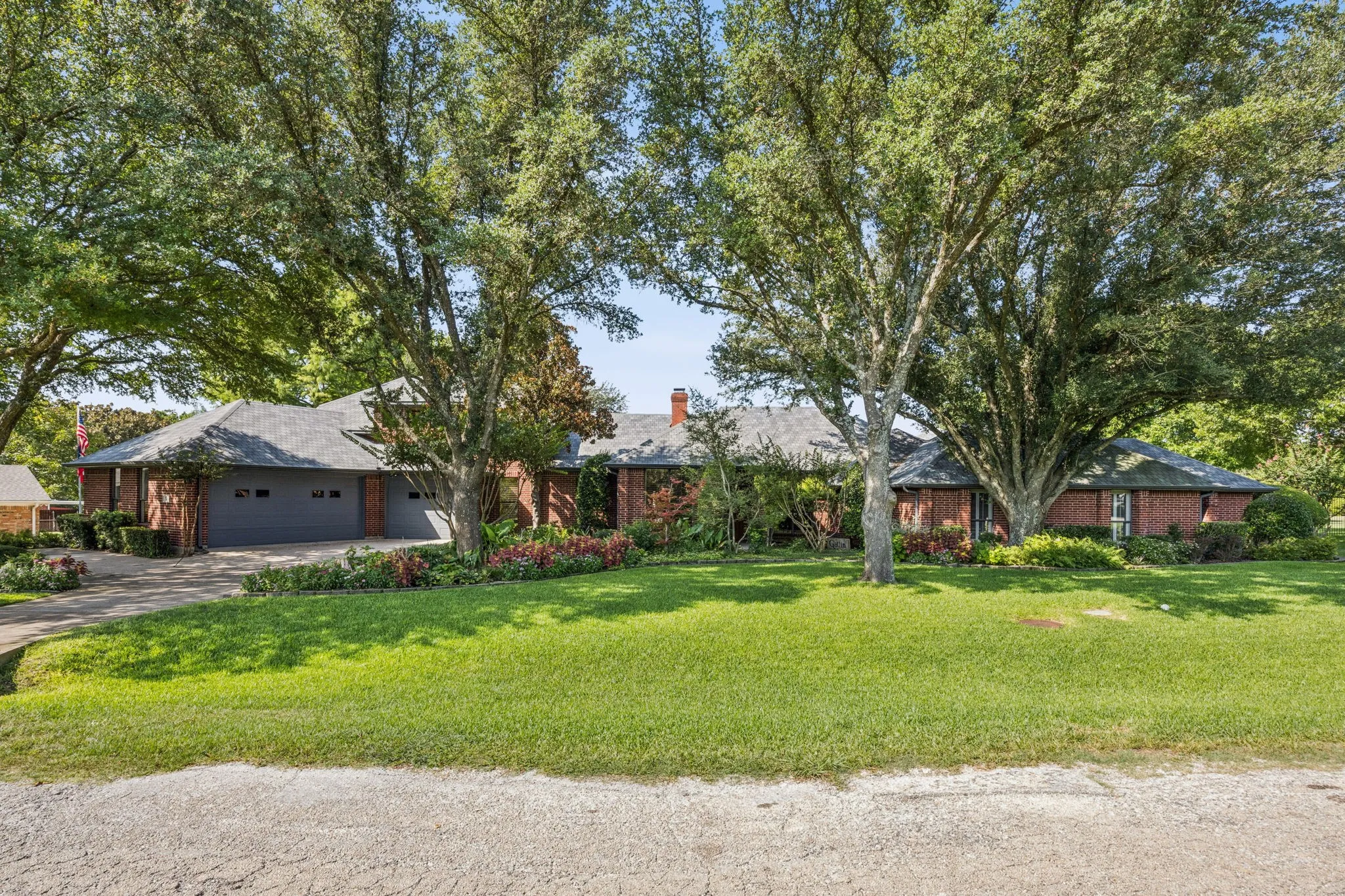 Single Family Residence For Sale in Dallas County , 201 Oakwood Drive, Lancaster, Texas 75146, 6 Bedroom, 5 Bathroom, 3 Garage spaces, 6,079 Sqft, built in 1985, mls#21340654, Real Estate Agent in Lancaster, Homes For Sale in Dallas county, Homes For Sale in Lancaster, Realtor in Lancaster Texas, Real Estate Brokerage Independent Realty Texas, Luminita Cordes Realtor