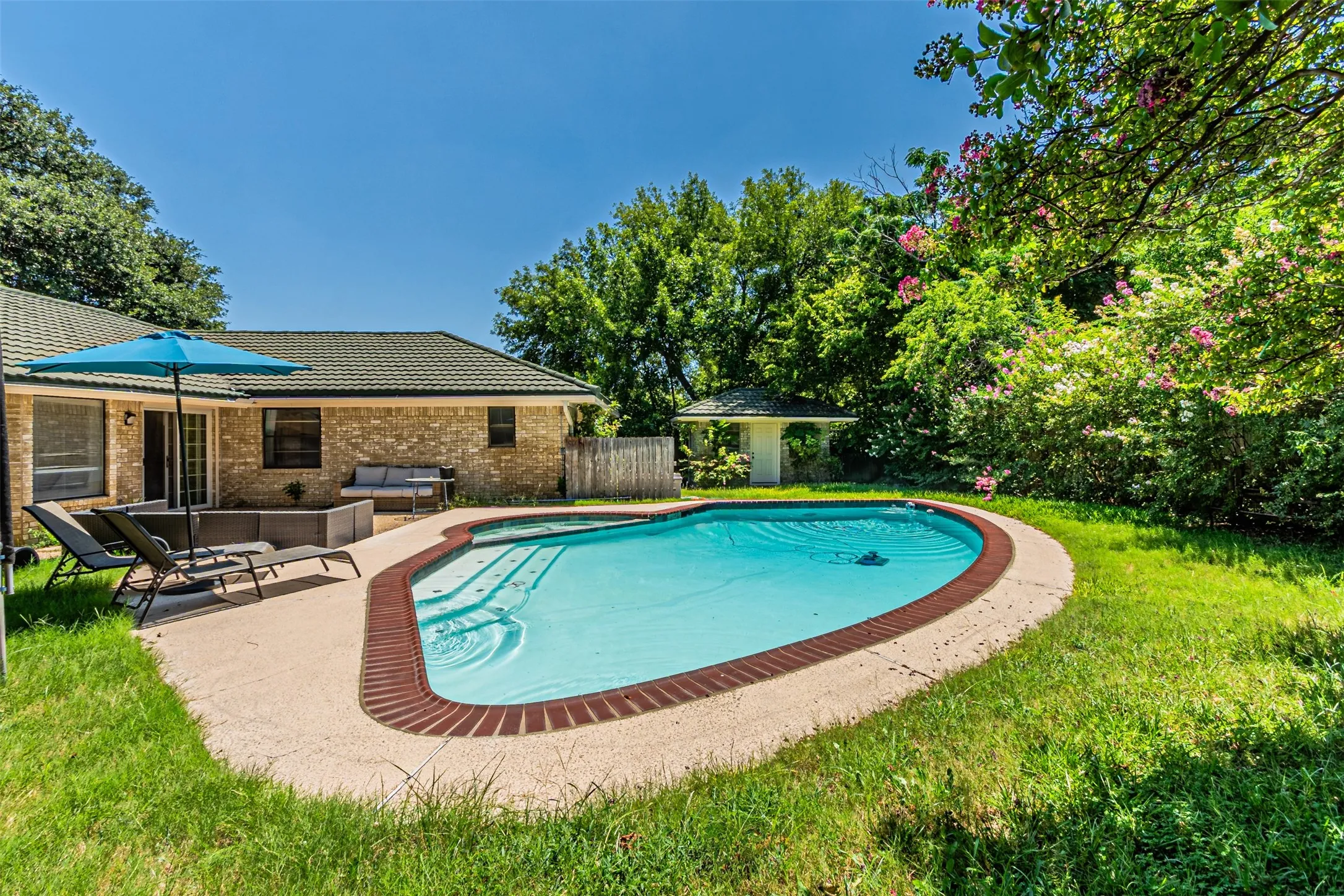 Single Family Residence For Sale in Tarrant County , 4117 Aragon Drive, Fort Worth, Texas 76133, 4 Bedroom, 2 Bathroom, 2 Garage spaces, 2,244 Sqft, built in 1973, mls#21342050, Real Estate Agent in Fort Worth, Homes For Sale in Tarrant county, Homes For Sale in Fort Worth, Realtor in Fort Worth Texas, Real Estate Brokerage Independent Realty Texas, Luminita Cordes Realtor