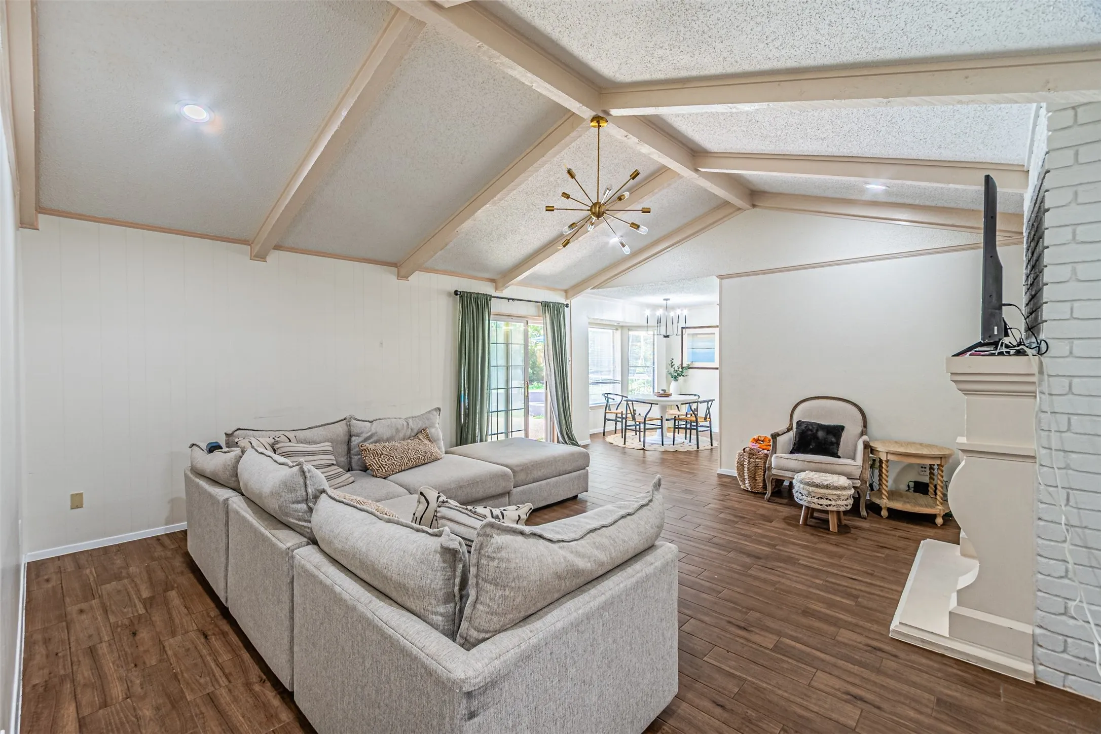 Single Family Residence For Sale in Tarrant County , 4117 Aragon Drive, Fort Worth, Texas 76133, 4 Bedroom, 2 Bathroom, 2 Garage spaces, 2,244 Sqft, built in 1973, mls#21342050, Real Estate Agent in Fort Worth, Homes For Sale in Tarrant county, Homes For Sale in Fort Worth, Realtor in Fort Worth Texas, Real Estate Brokerage Independent Realty Texas, Luminita Cordes Realtor