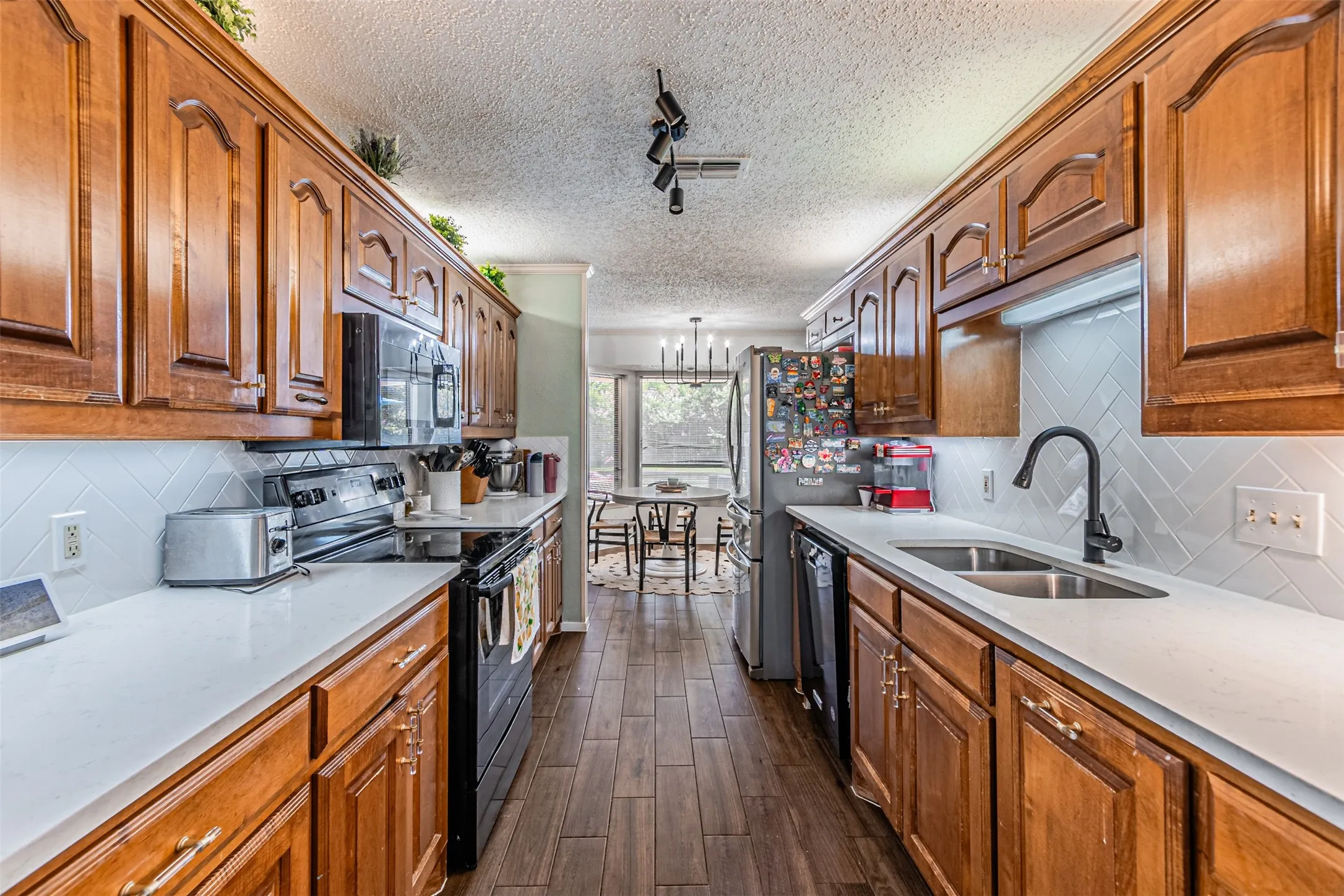 Single Family Residence For Sale in Tarrant County , 4117 Aragon Drive, Fort Worth, Texas 76133, 4 Bedroom, 2 Bathroom, 2 Garage spaces, 2,244 Sqft, built in 1973, mls#21342050, Real Estate Agent in Fort Worth, Homes For Sale in Tarrant county, Homes For Sale in Fort Worth, Realtor in Fort Worth Texas, Real Estate Brokerage Independent Realty Texas, Luminita Cordes Realtor