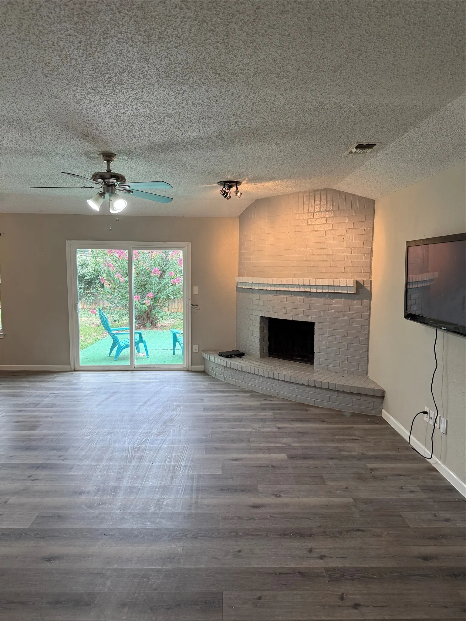 Single Family Residence For Sale in Tarrant County , 4608 Elm Tree Court, Arlington, Texas 76017, 3 Bedroom, 2 Bathroom, 2 Garage spaces, 1,550 Sqft, built in 1982, mls#21341458, Real Estate Agent in Arlington, Homes For Sale in Tarrant county, Homes For Sale in Arlington, Realtor in Arlington Texas, Real Estate Brokerage Independent Realty Texas, Luminita Cordes Realtor