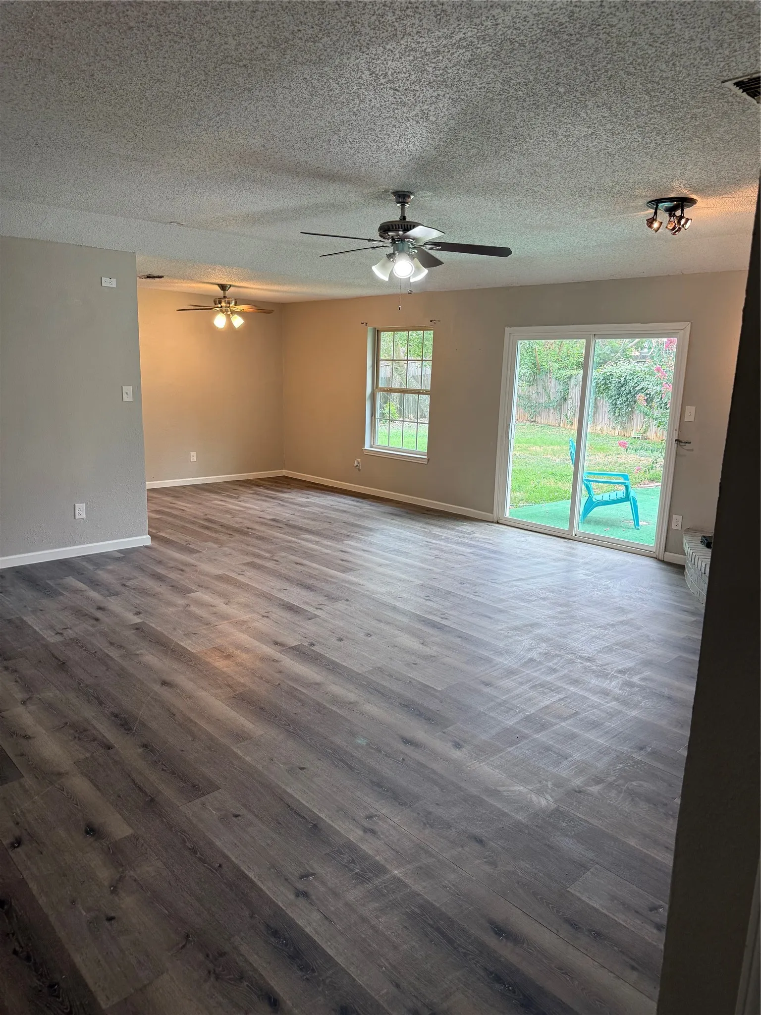 Single Family Residence For Sale in Tarrant County , 4608 Elm Tree Court, Arlington, Texas 76017, 3 Bedroom, 2 Bathroom, 2 Garage spaces, 1,550 Sqft, built in 1982, mls#21341458, Real Estate Agent in Arlington, Homes For Sale in Tarrant county, Homes For Sale in Arlington, Realtor in Arlington Texas, Real Estate Brokerage Independent Realty Texas, Luminita Cordes Realtor