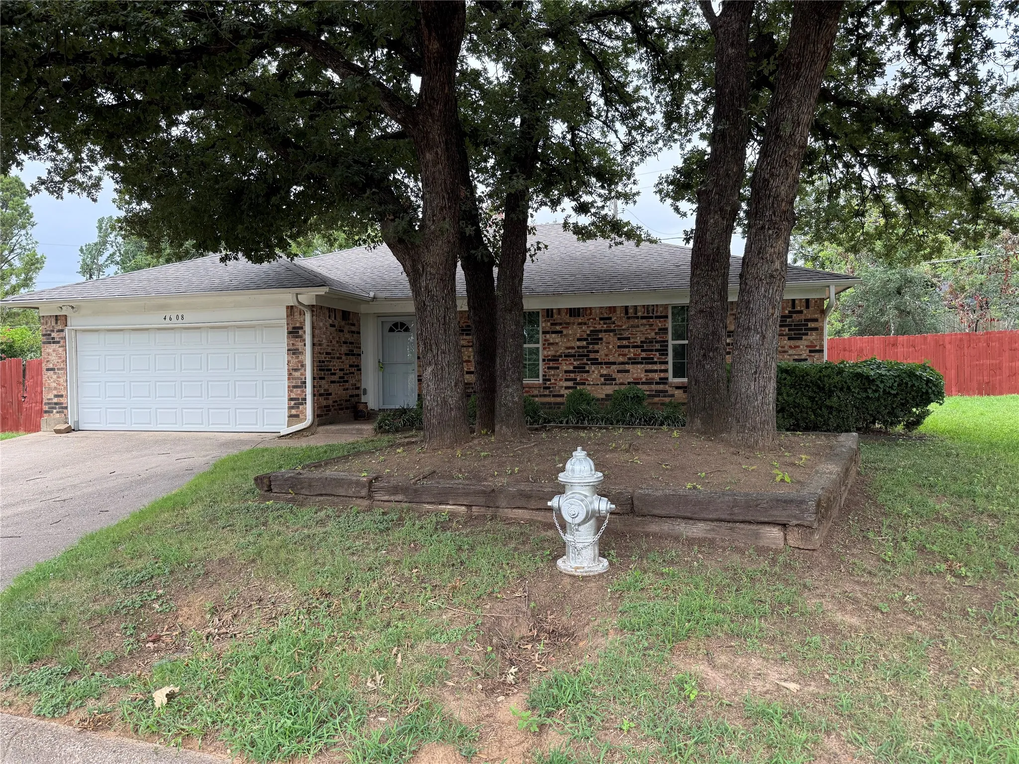 Single Family Residence For Sale in Tarrant County , 4608 Elm Tree Court, Arlington, Texas 76017, 3 Bedroom, 2 Bathroom, 2 Garage spaces, 1,550 Sqft, built in 1982, mls#21341458, Real Estate Agent in Arlington, Homes For Sale in Tarrant county, Homes For Sale in Arlington, Realtor in Arlington Texas, Real Estate Brokerage Independent Realty Texas, Luminita Cordes Realtor