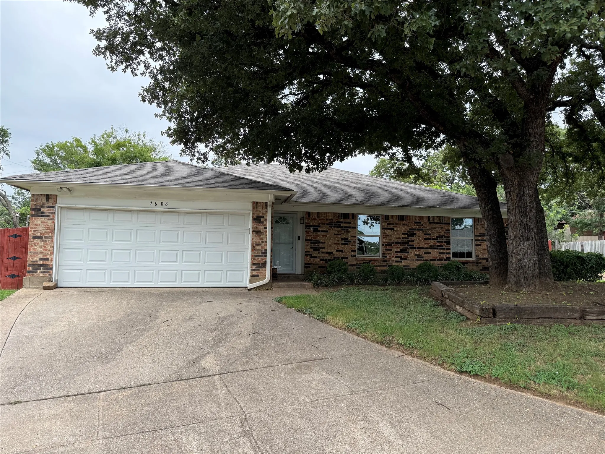 Single Family Residence For Sale in Tarrant County , 4608 Elm Tree Court, Arlington, Texas 76017, 3 Bedroom, 2 Bathroom, 2 Garage spaces, 1,550 Sqft, built in 1982, mls#21341458, Real Estate Agent in Arlington, Homes For Sale in Tarrant county, Homes For Sale in Arlington, Realtor in Arlington Texas, Real Estate Brokerage Independent Realty Texas, Luminita Cordes Realtor