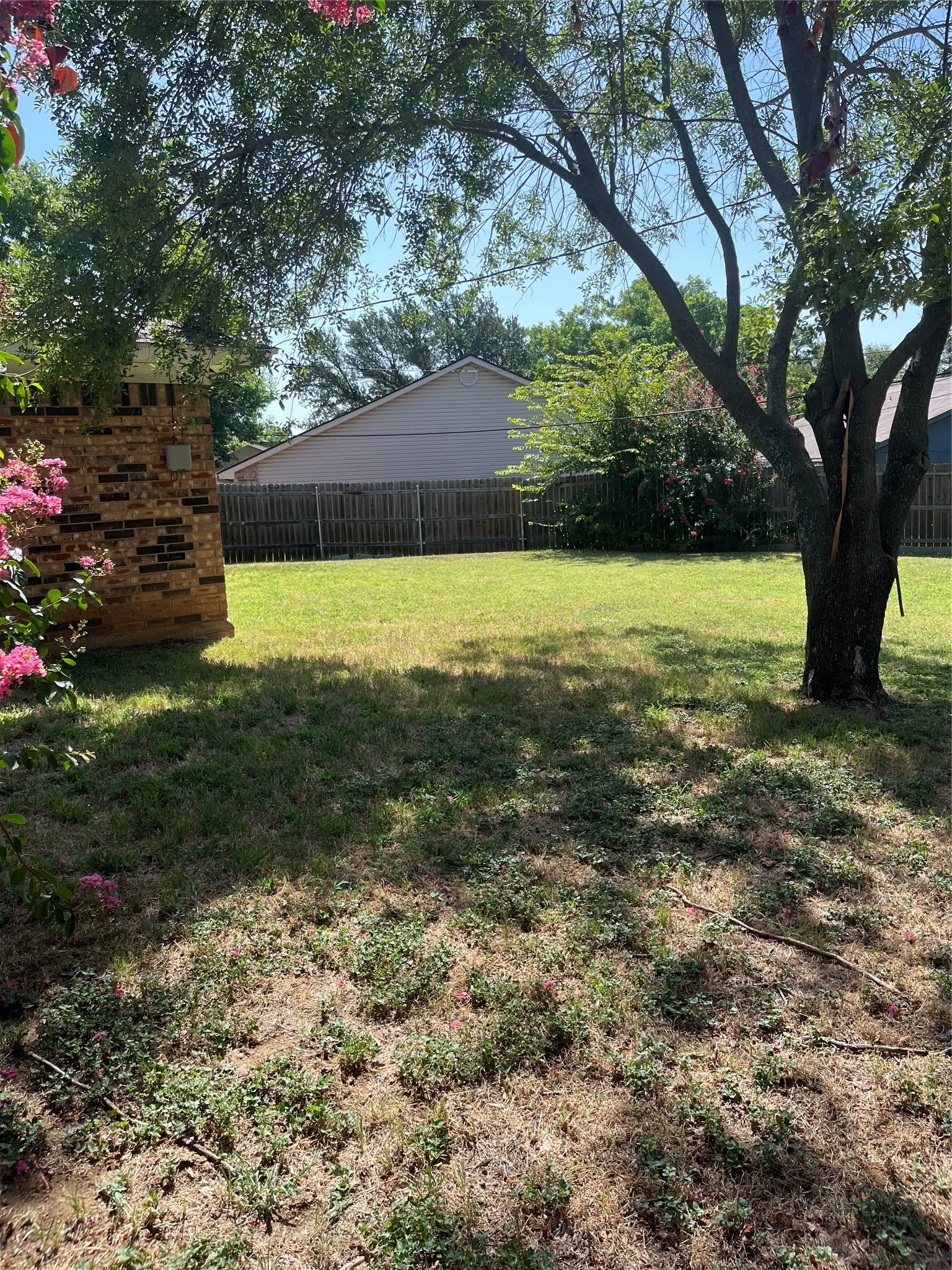 Single Family Residence For Sale in Tarrant County , 4608 Elm Tree Court, Arlington, Texas 76017, 3 Bedroom, 2 Bathroom, 2 Garage spaces, 1,550 Sqft, built in 1982, mls#21341458, Real Estate Agent in Arlington, Homes For Sale in Tarrant county, Homes For Sale in Arlington, Realtor in Arlington Texas, Real Estate Brokerage Independent Realty Texas, Luminita Cordes Realtor