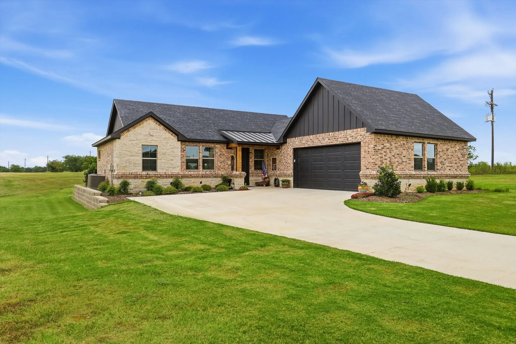 Single Family Residence For Sale in Grayson County , 460 Valhalla Court, Gordonville, Texas 76245, 2 Bedroom, 2 Bathroom, 2 Garage spaces, 1,282 Sqft, built in 2023, mls#21342893, Real Estate Agent in Gordonville, Homes For Sale in Grayson county, Homes For Sale in Gordonville, Realtor in Gordonville Texas, Real Estate Brokerage Independent Realty Texas, Luminita Cordes Realtor