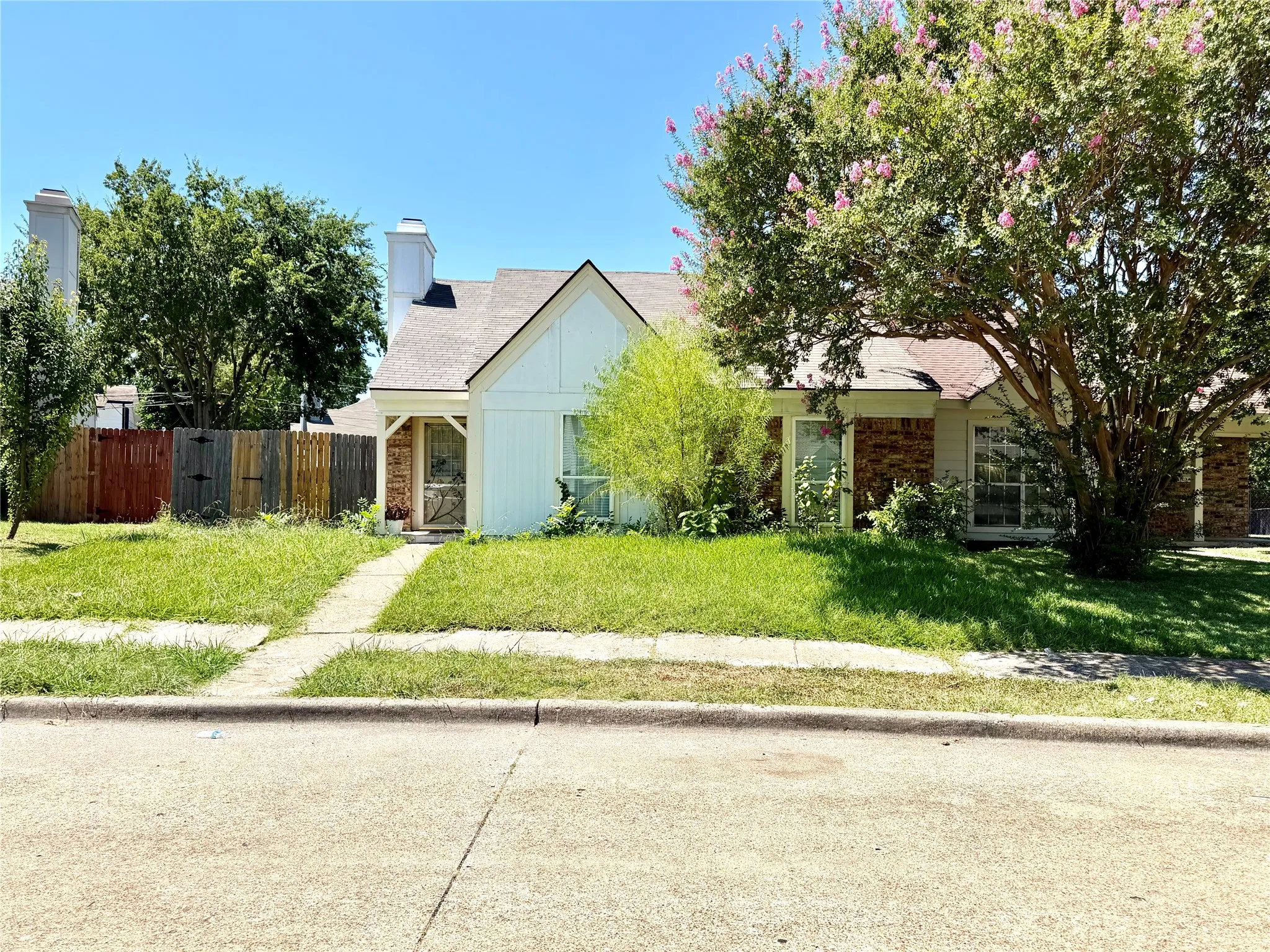 Single Family Residence For Sale in Dallas County , 817 Colchester Drive, Mesquite, Texas 75149, 4 Bedroom, 2 Bathroom, Garage spaces, 1,730 Sqft, built in 1984, mls#21343063, Real Estate Agent in Mesquite, Homes For Sale in Dallas county, Homes For Sale in Mesquite, Realtor in Mesquite Texas, Real Estate Brokerage Independent Realty Texas, Luminita Cordes Realtor