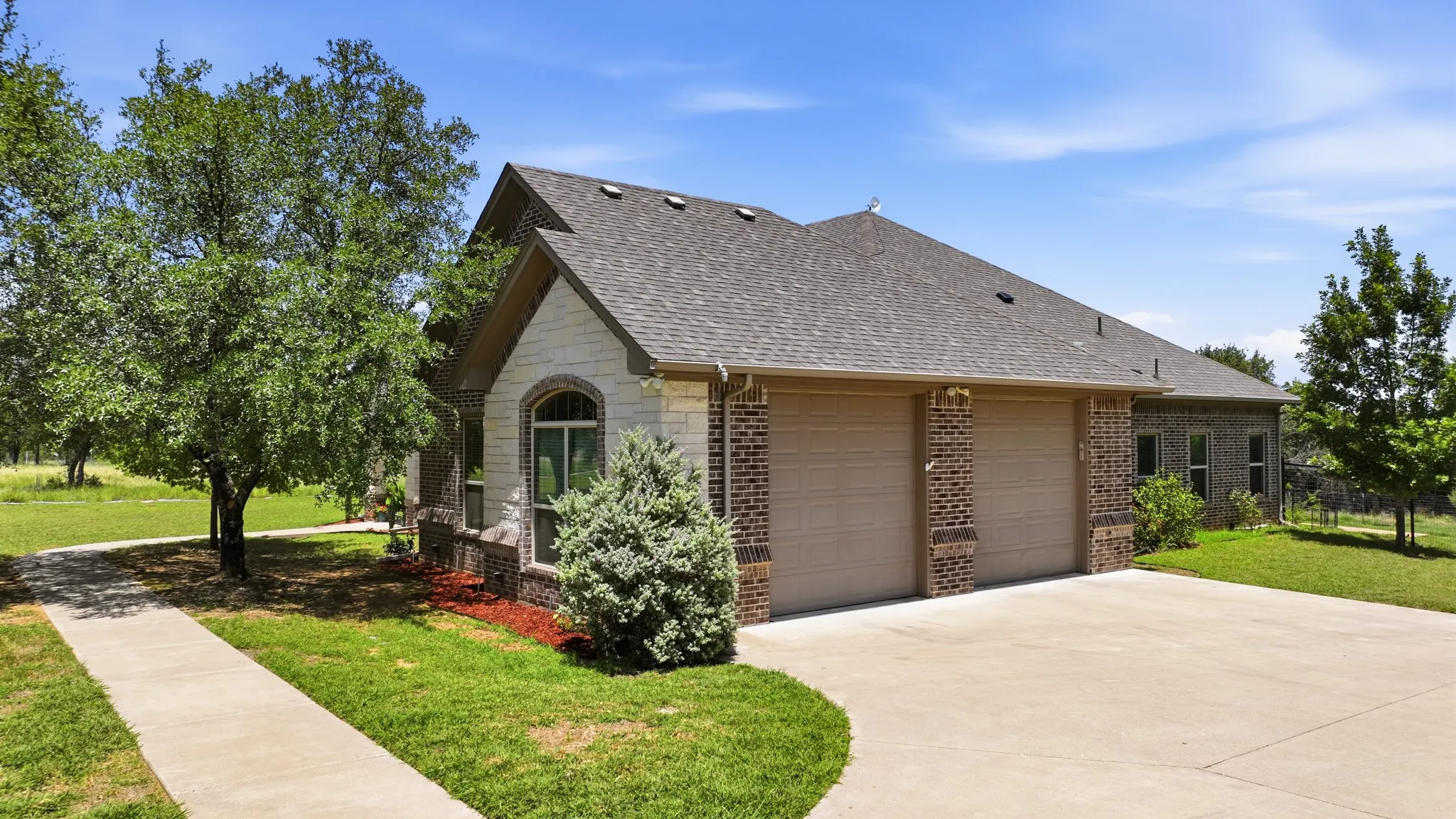 Single Family Residence For Sale in Somervell County , 1522 County Road 2026, Glen Rose, Texas 76043, 3 Bedroom, 2 Bathroom, 2 Garage spaces, 2,622 Sqft, built in 2017, mls#21342539, Real Estate Agent in Glen Rose, Homes For Sale in Somervell county, Homes For Sale in Glen Rose, Realtor in Glen Rose Texas, Real Estate Brokerage Independent Realty Texas, Luminita Cordes Realtor