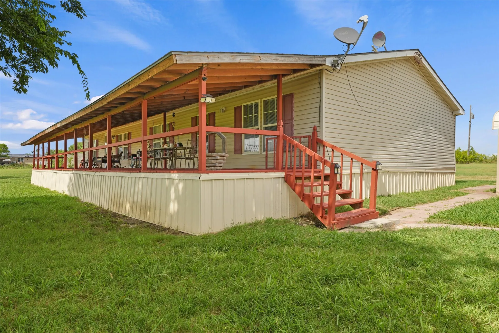 Front porch w/deck