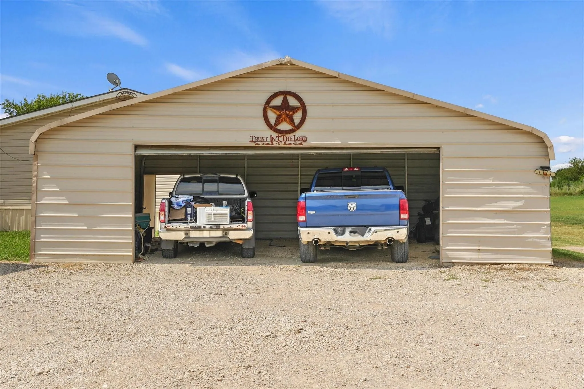 Mobile Home For Sale in Johnson County , 1109 County Road 607, Alvarado, Texas 76009, 4 Bedroom, 2 Bathroom, 2 Garage spaces, 2,432 Sqft, built in 2009, mls#21339834, Real Estate Agent in Alvarado, Homes For Sale in Johnson county, Homes For Sale in Alvarado, Realtor in Alvarado Texas, Real Estate Brokerage Independent Realty Texas, Luminita Cordes Realtor