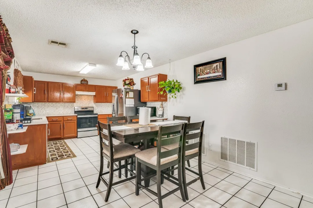 Single Family Residence For Sale in Dallas County , 1313 Forbes Drive, Garland, Texas 75040, 3 Bedroom, 3 Bathroom, 2 Garage spaces, 2,124 Sqft, built in 1997, mls#21342994, Real Estate Agent in Garland, Homes For Sale in Dallas county, Homes For Sale in Garland, Realtor in Garland Texas, Real Estate Brokerage Independent Realty Texas, Luminita Cordes Realtor