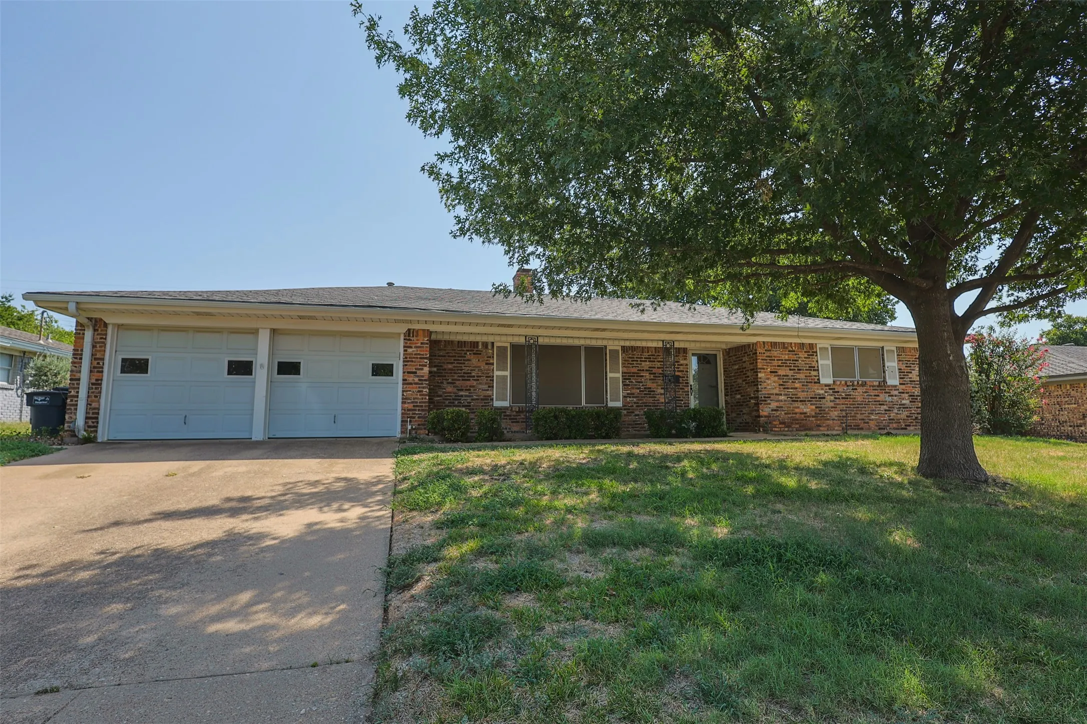 Single Family Residence For Sale in Tarrant County , 7601 Trimble Drive, Fort Worth, Texas 76134, 3 Bedrooms, 2 Bathrooms, 2 Garage spaces, 2,052 Sqft, built in 1965, Price $284,900, mls#21342340, Real Estate Agent in Fort Worth, Homes For Sale in Tarrant county, Homes For Sale in Fort Worth, Realtor in Fort Worth Texas, Real Estate Brokerage Independent Realty Texas, Luminita Cordes Realtor