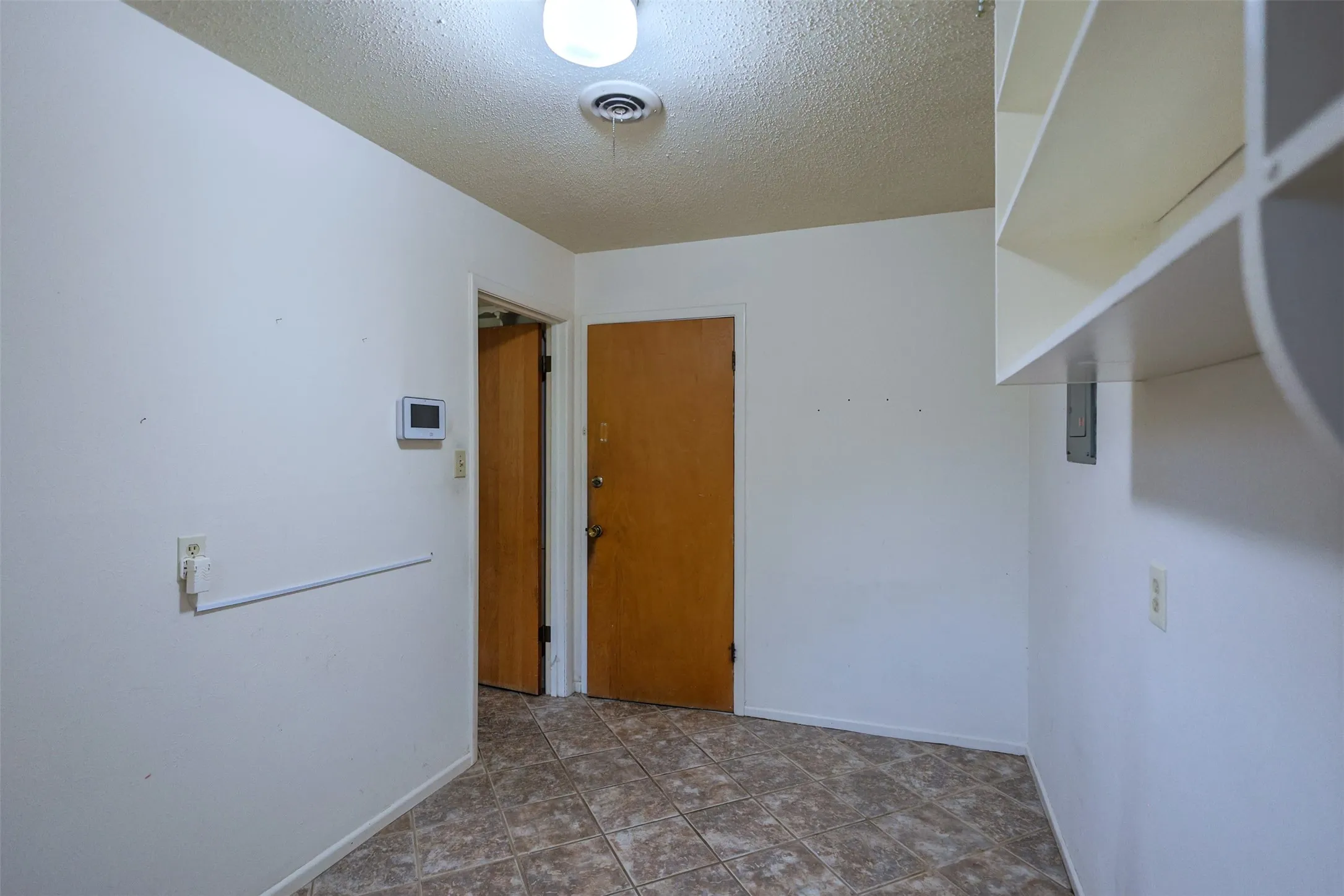 Single Family Residence For Sale in Tarrant County , 7601 Trimble Drive, Fort Worth, Texas 76134, 3 Bedrooms, 2 Bathrooms, 2 Garage spaces, 2,052 Sqft, built in 1965, Price $284,900, mls#21342340, Real Estate Agent in Fort Worth, Homes For Sale in Tarrant county, Homes For Sale in Fort Worth, Realtor in Fort Worth Texas, Real Estate Brokerage Independent Realty Texas, Luminita Cordes Realtor