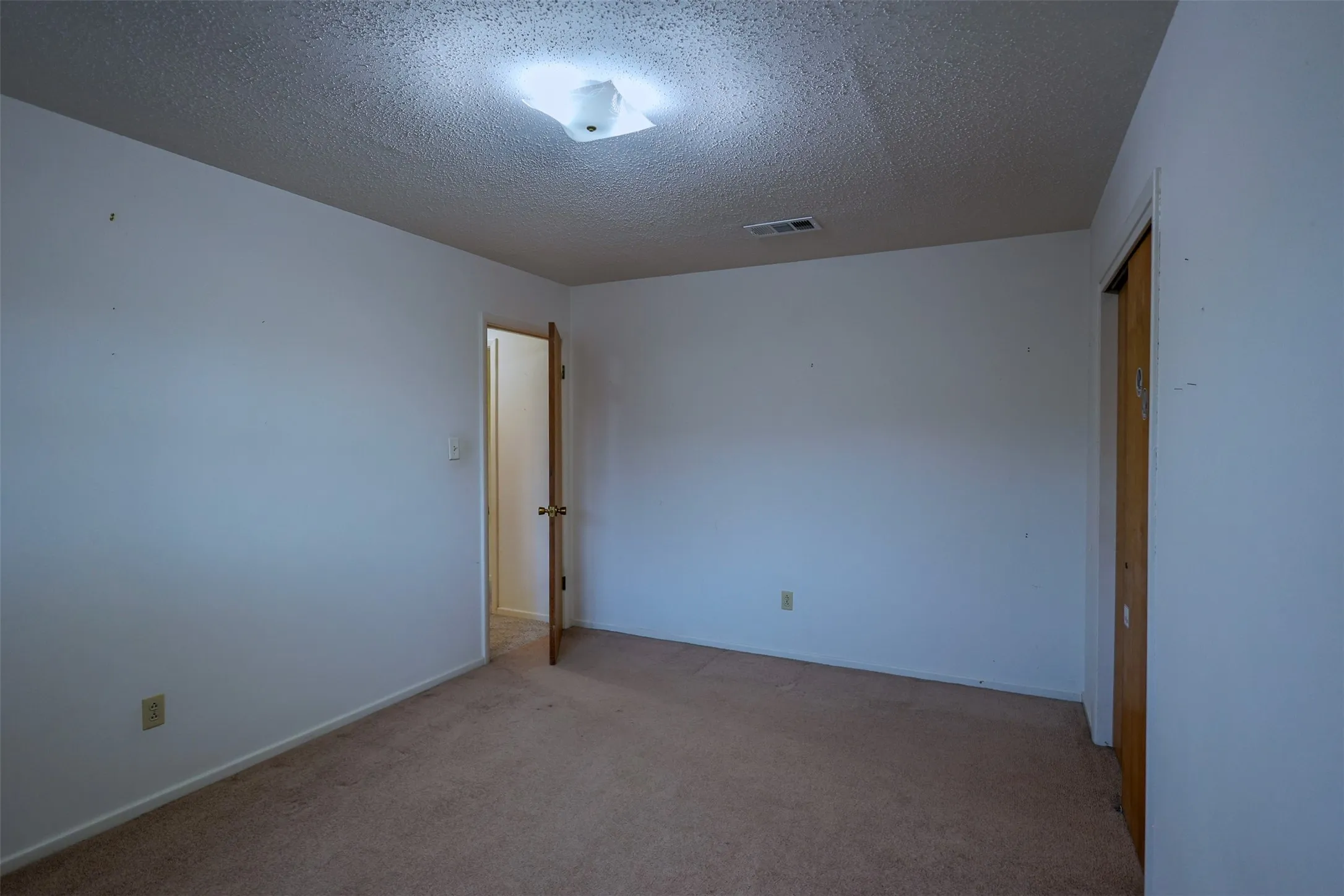 Single Family Residence For Sale in Tarrant County , 7601 Trimble Drive, Fort Worth, Texas 76134, 3 Bedrooms, 2 Bathrooms, 2 Garage spaces, 2,052 Sqft, built in 1965, Price $284,900, mls#21342340, Real Estate Agent in Fort Worth, Homes For Sale in Tarrant county, Homes For Sale in Fort Worth, Realtor in Fort Worth Texas, Real Estate Brokerage Independent Realty Texas, Luminita Cordes Realtor