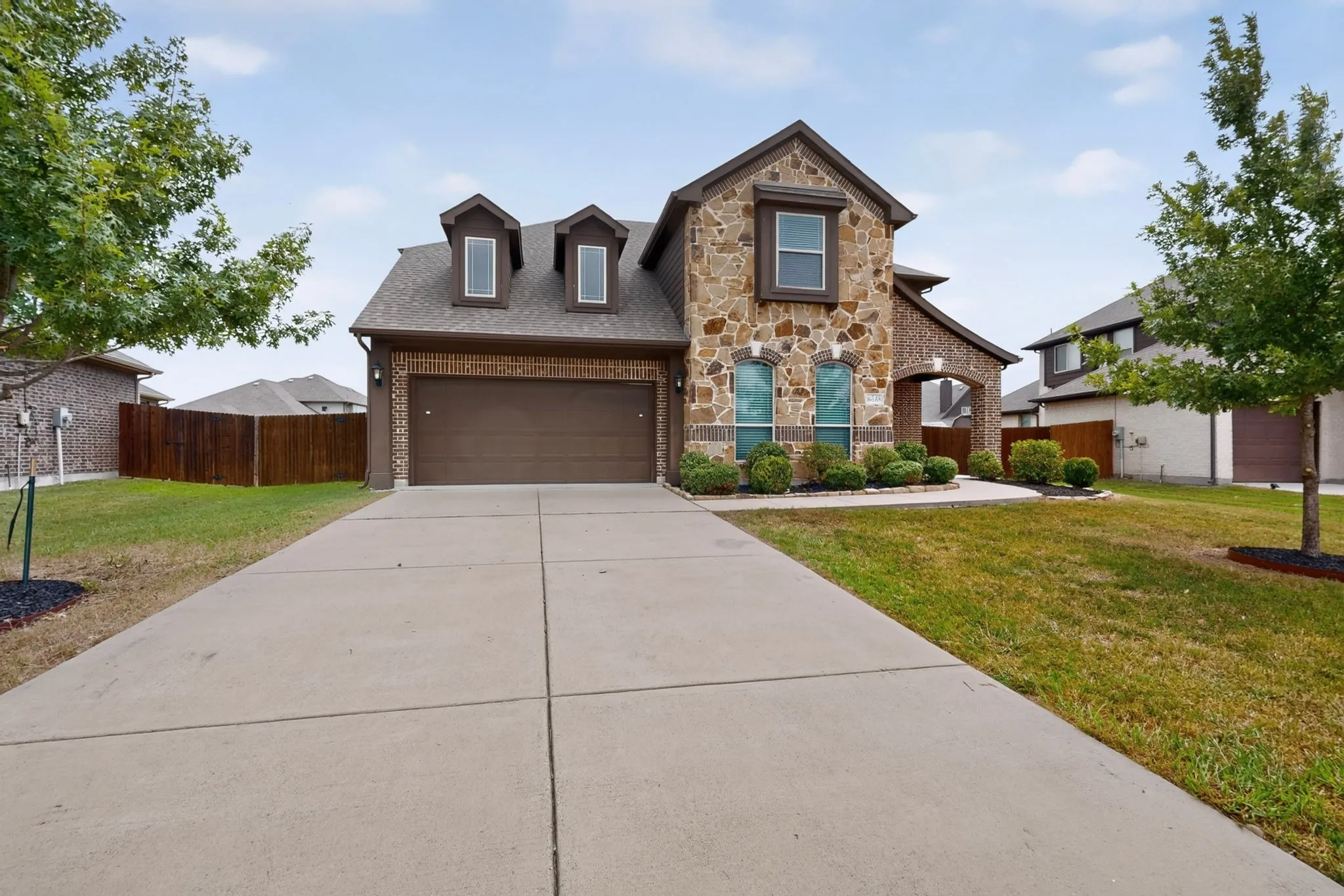 Single Family Residence For Sale in Dallas County , 6148 Hagan Hill Parkway, Mesquite, Texas 75181, 5 Bedroom, 3 Bathroom, 2 Garage spaces, 3,406 Sqft, built in 2018, mls#21342510, Real Estate Agent in Mesquite, Homes For Sale in Dallas county, Homes For Sale in Mesquite, Realtor in Mesquite Texas, Real Estate Brokerage Independent Realty Texas, Luminita Cordes Realtor