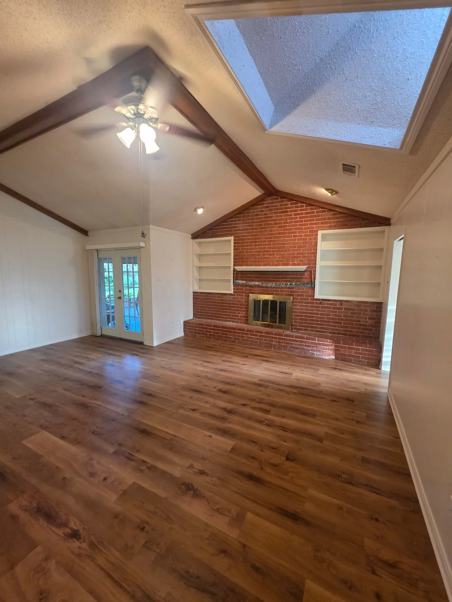 Single Family Residence For Sale in Dallas County , 1914 Surrey Circle, Grand Prairie, Texas 75050, 3 Bedroom, 2 Bathroom, 2 Garage spaces, 1,798 Sqft, built in 1964, mls#21342675, Real Estate Agent in Grand Prairie, Homes For Sale in Dallas county, Homes For Sale in Grand Prairie, Realtor in Grand Prairie Texas, Real Estate Brokerage Independent Realty Texas, Luminita Cordes Realtor